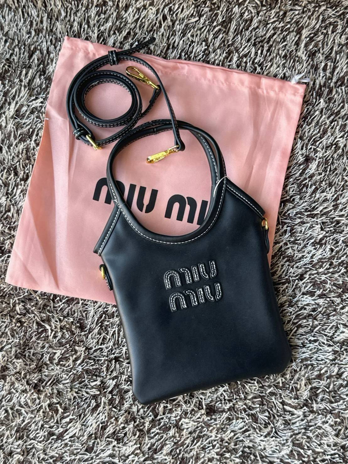 MIU MIU IVY leather handbag / Miu Miu ivy mini tote กระเป๋าสไตล์คลาสสิก มาในดีไซน์เรียบแต่โก้ ให้ลุคที่ดูเท่มั่นใจ สามารถถือและสะพายได้ จุดเด่น ที่โลโก้หนังตัวนูน ที่เสริมให้กระเป๋าดูแฟชั่นและทันสมัย