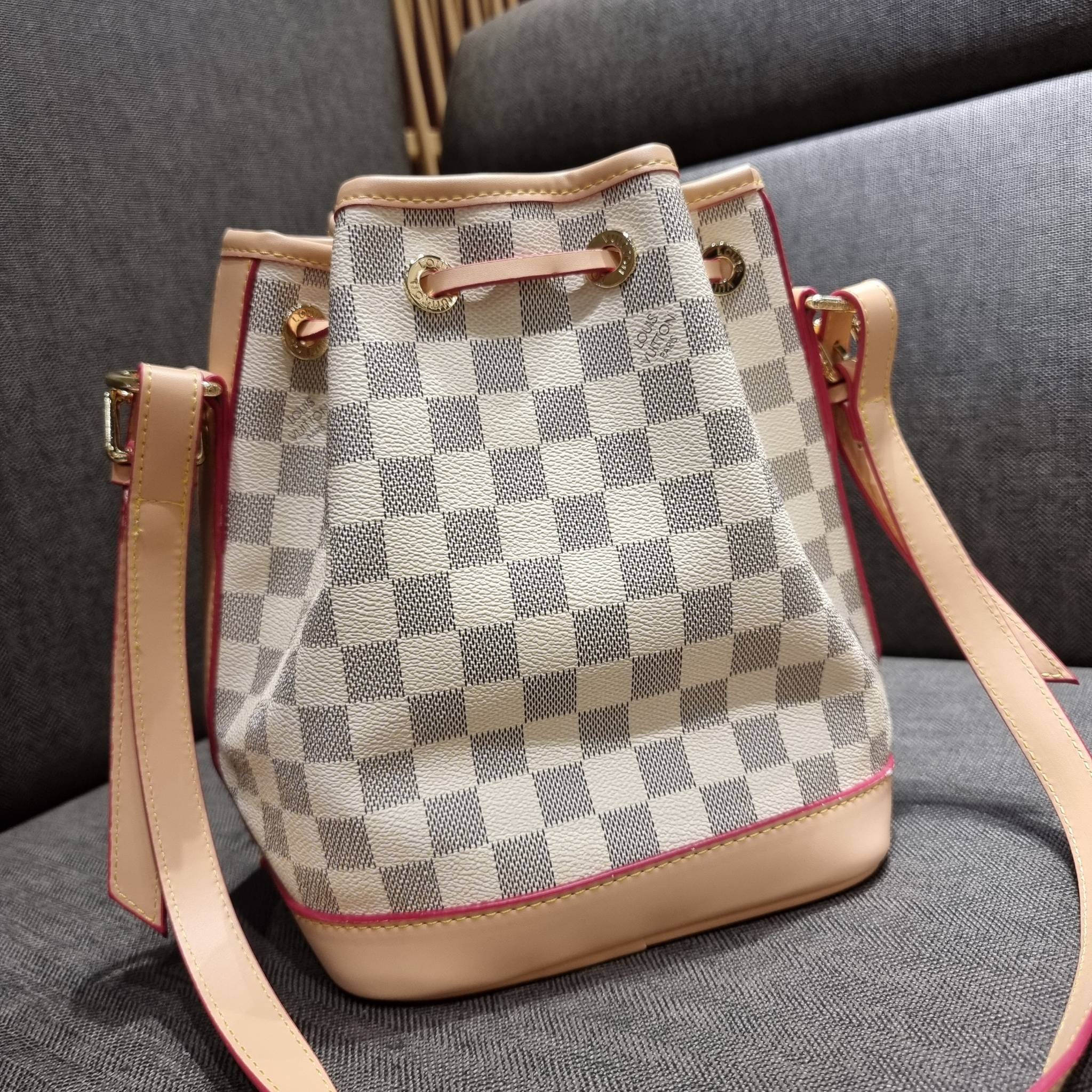 LV Noe bb damier azur กระเป๋าทรงขนมจีบสุดฮอต ราคาสุดคุ้ม ลิมิเต็ดมากๆ แถมฟรี ริบบิ้นแบรนด์เอนกประสงค์ จะใช้แทนสายรูดปากกระเป๋า ผูกเป็นโบว์ตกแต่งเก๋ๆ หรือจะพันถนอมสายสะพายยังได้ คุ้มจริง!! วัสดุหนังแคนวาส ภายในโล่งกว้าง ใส่ของได้ตามสะดวก สายสะพายปรับได้อีก
