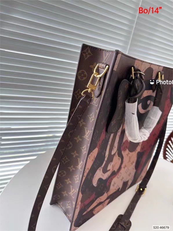 LV Sac Plat NV / LV Tote Bag พร้อมส่ง กระเป๋าสะพายมินิโท้ท ลิมิเต็ดลายใหม่ ฉีกทุกกฏเพราะใช้ได้แบบยูนิเซ็กส์ ใช้งานได้ง่ายด้วยหูจับ พร้อมสายสะพายยาวถอดออกได้