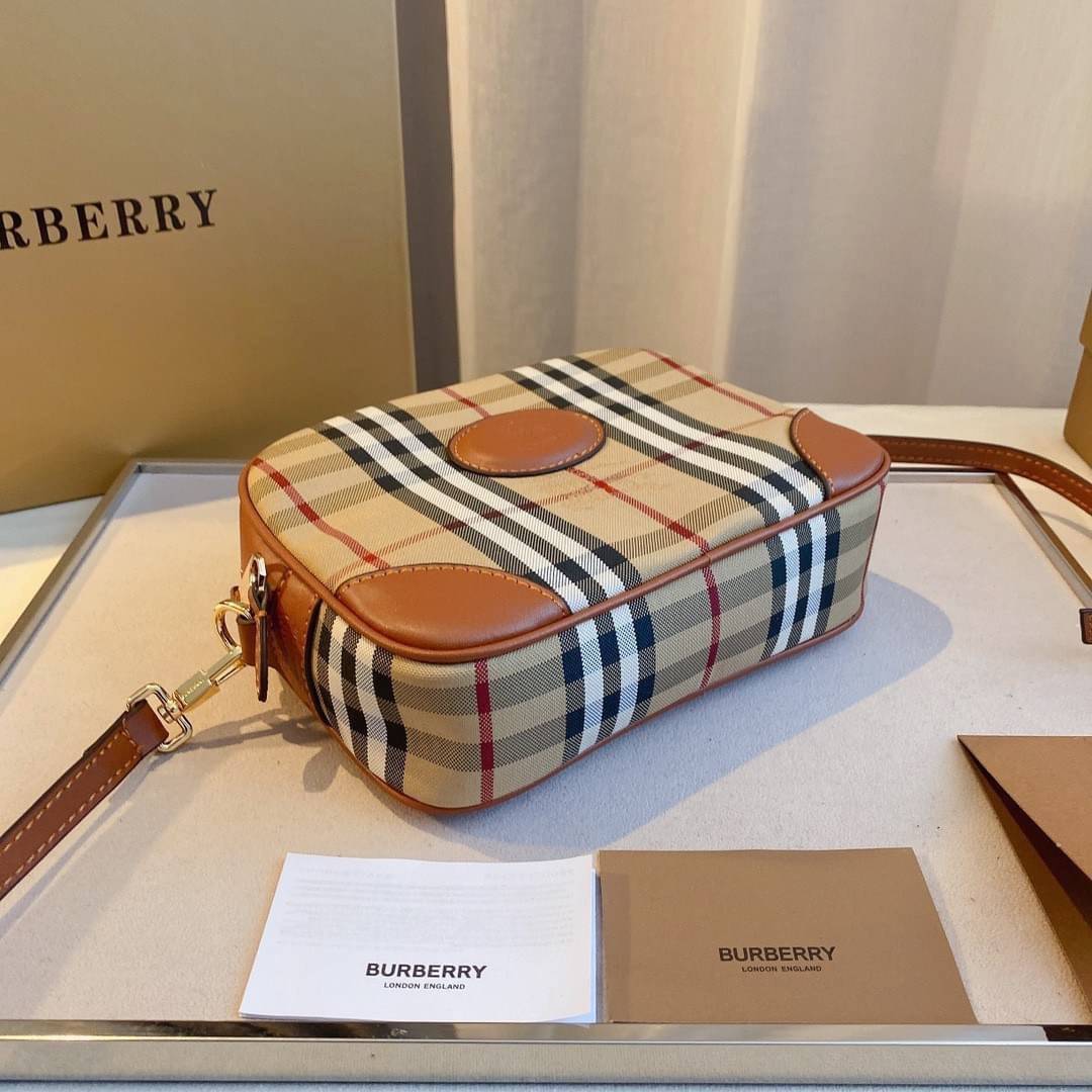 BURBERRY CROSSBODY VINTAGE BAG กระเป๋าสะพายทรง camera ซิปบน ลายซิกเนเจอร์แบรนด์ มาพร้อมสายสะพายยาวครอสบอดี้ งานสวยเป๊ะปั๊มทุกจุด สวยอยู่ทรง เปิดปิดด้วยซิปยาว ภายในมีช่องแบ่งเป็นสัดส่วน สามารถใส่มือถือ iphone เงิน ของจุกจิกได้ สายสะพายหนังยาวปรับระดับได้ อ