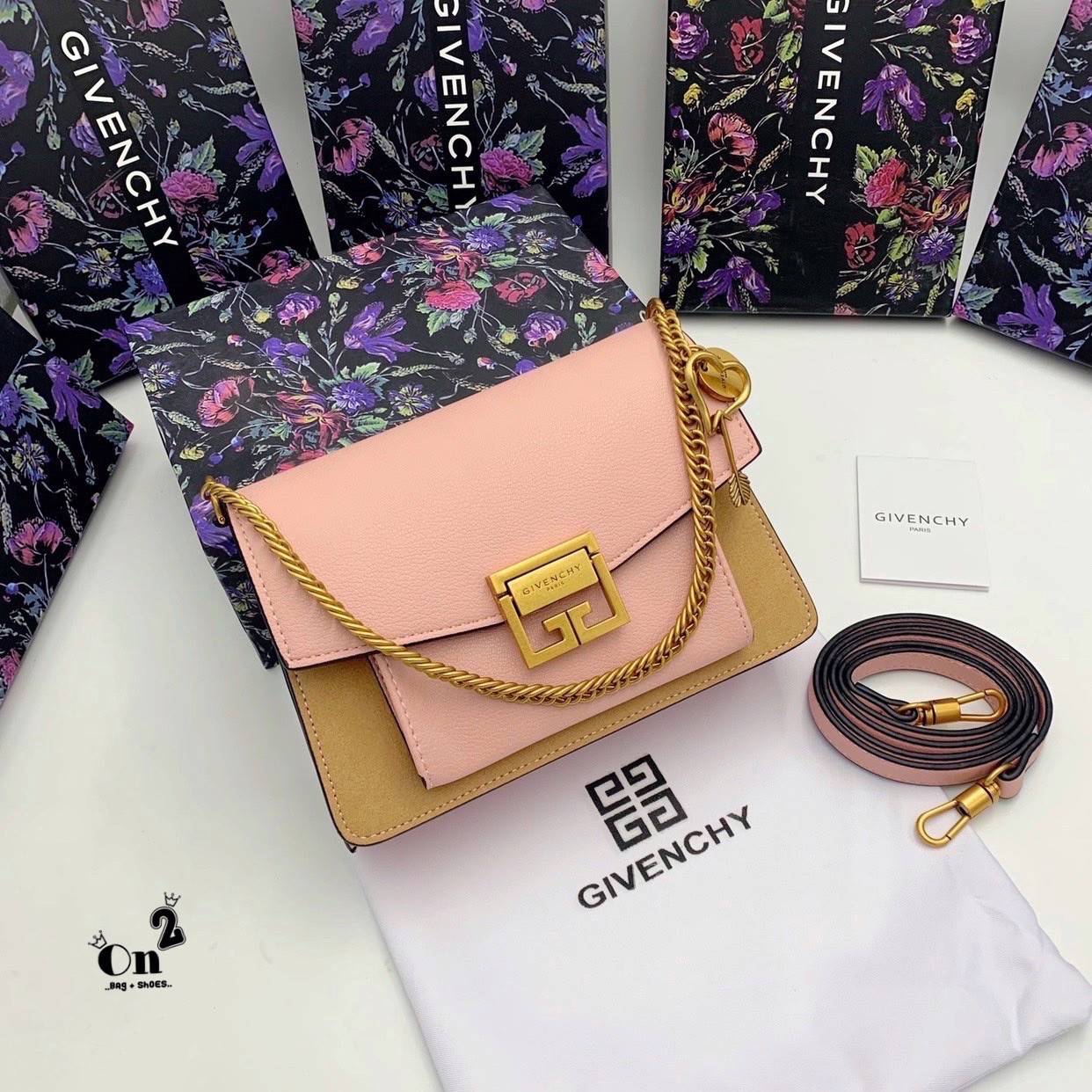 Givenchy GV3 Bag พร้อมส่งที่ไทย กับรุ่นยอดนิยม กระเป๋าสะพายหนังเรียบ เปิดหน้า อะไหล่ทอง งานสวยเป๊ะอะไหล่ปั้มทุกจุด เกรดมิลเลอร์สวยหรู ดูเป็นคนมีเทสดีเลยค่าา ดีไซน์คือสวยมีคลาส มีระดับสุดๆ พร้อมสายโซ่อะไหล่ทอง ละมุนตามากค่าา รุ่นนี้ขายดีมาก ได้มาน้อยด้วยนะ