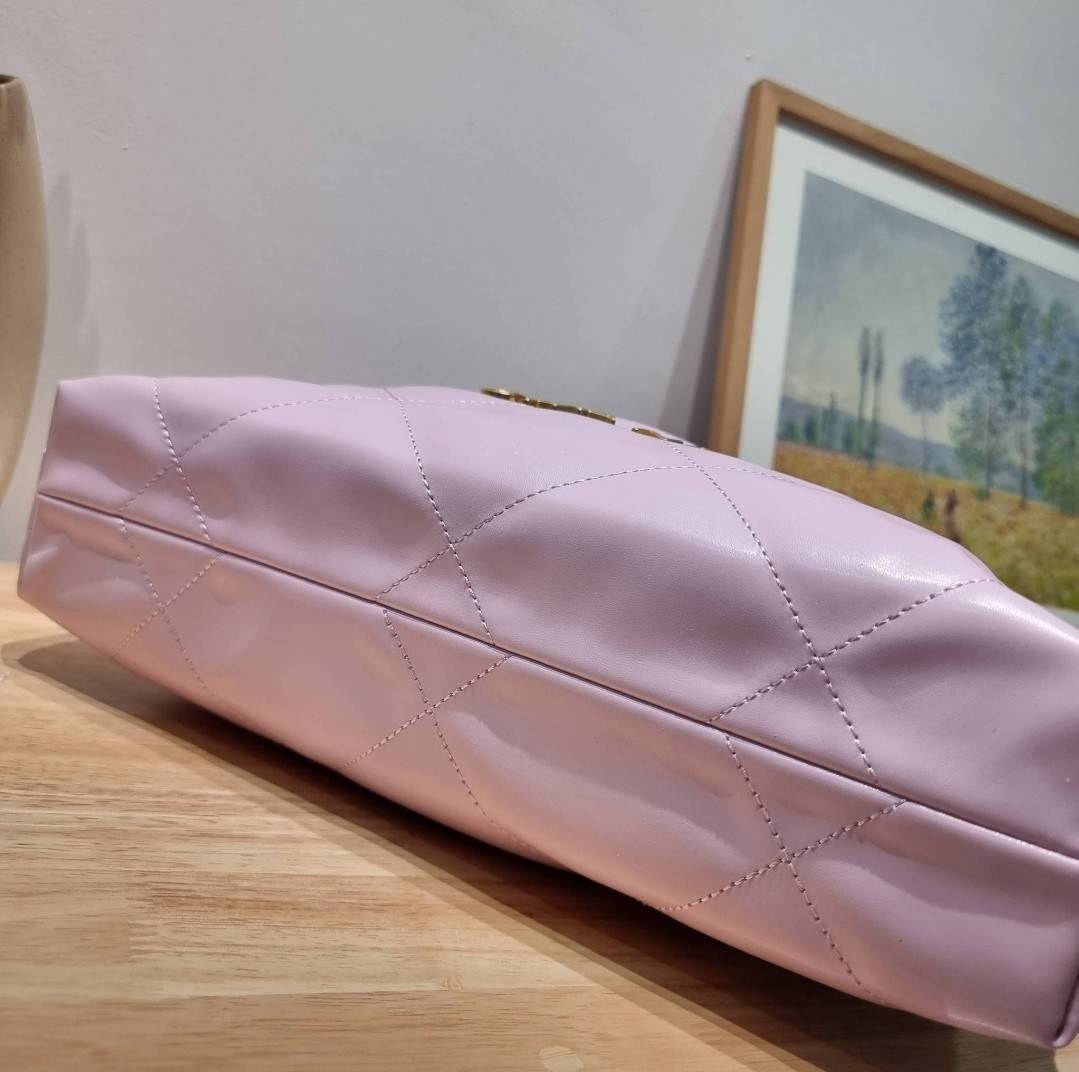 Chanel 22 bag เกินต้านที่สุดกับไอเท็มนี้ ที่สาวๆหรือใครๆก็ต้องมีแล้ว!! แค่เห็นก็หลงรัก กระเป๋าทรงสวย ดีเทลเรียบแต่มีความหรูแอบซ่อนอยู่ ด้วยดีไซน์สายสะพายโซ่สีทอง และโลโก้อันโดดเด่น