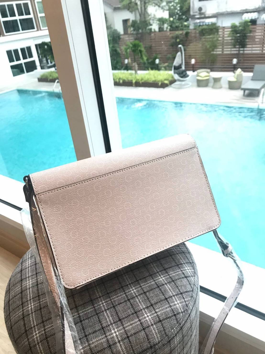 Guess Embroidered Crossbody Bag with Flap กระเป๋าสะพายทรงครอสบอดี้ ขนาดกำลังดี สกรีนอักษรย่อตัวGรอบใบลงบนหนัง ด้านหน้าปักลายดอกไม้ เปิดปิดกระเป๋าแบบฝาปิดแม่เหล้ก ใข้งานง่าน ด้านในกว้าง สามารถใส่ ipad mini กระเป๋าสตางค์ยาวได้ สายสะพายเลื่อนปรับระดับได้ สวย