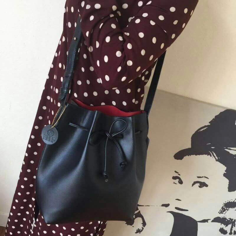 Bucket ทรงสวยจาก แบรนด์ KEEP มาคะ รุ่นนี้หนังเนื้อดี สวยมากคะ ด้านในสีแดง มีกระเป๋าซิป ด้านใน ถอดได้คะ รุ่นนี้ จุดเด่นที่ทรงสวย น้ำหนักเบา จุของได้เยอะมากคะ ใครที่ชอบทรงนี้ห้ามพลาดเลยคะ แนะนำ