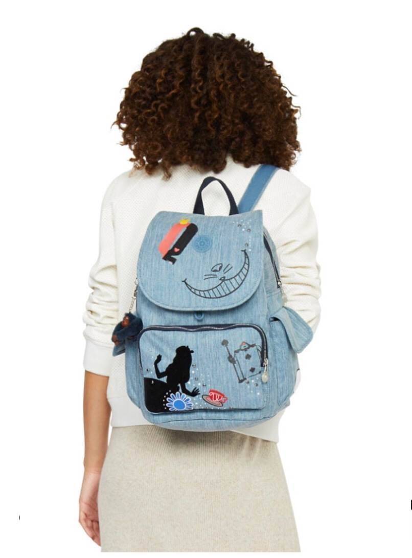 Kipling Disney's Alice in Wonderland Printed Backpack กระเป๋าเป้ Limited คอลเลคชั่น ALICE วัสดุ Denim+Polyester 100% เปิดปิดด้วยฝาปิด กระดุมแม่เหล็ก และซิปรอบ มาพร้อมพวงกุญเเจลิง ถอดเเยกใช้ได้ มีช่องซิปด้านหน้า และด้านหลัง พร้อมช่องใส่ของด้านข้าง 2 ด