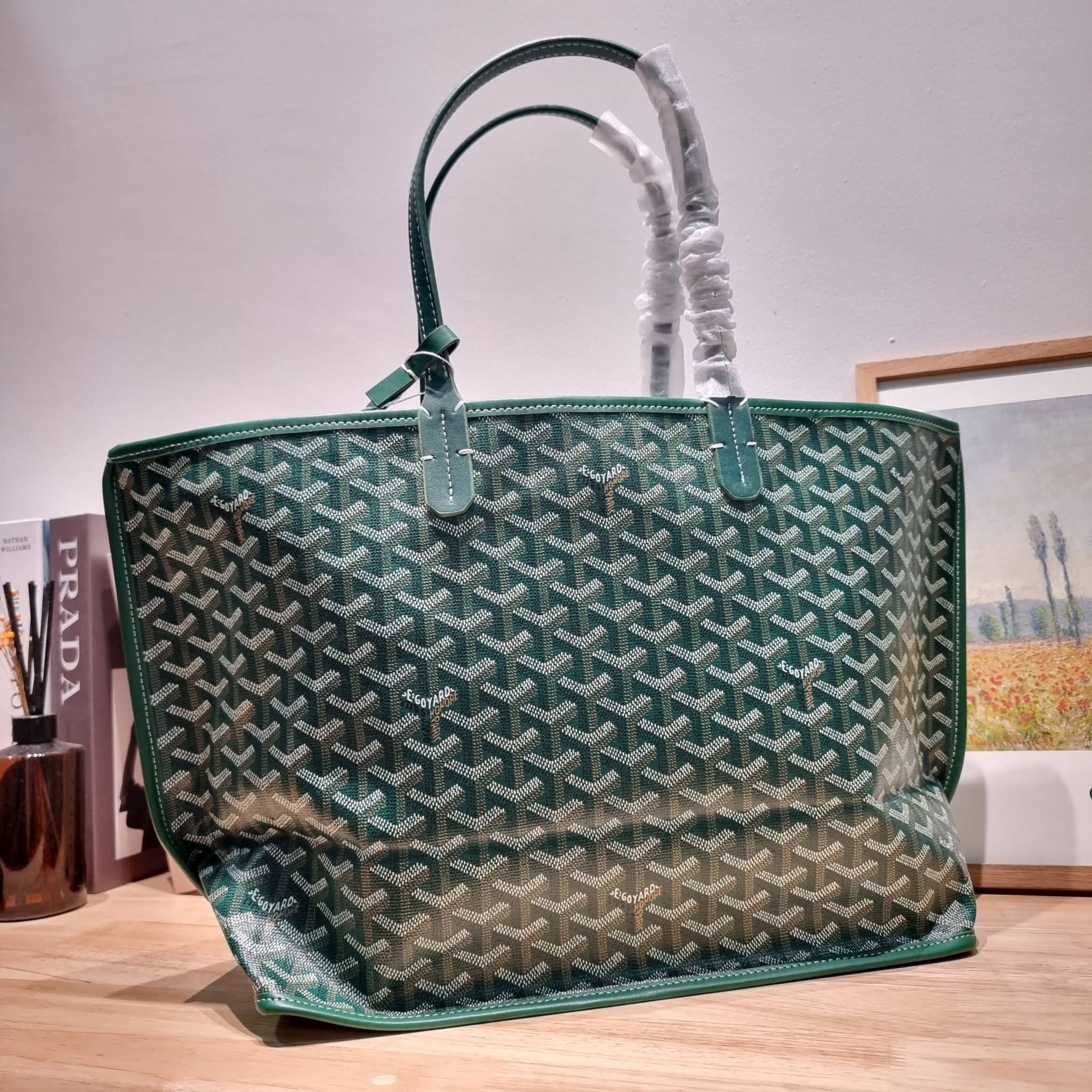 GOYARD ANJOU REVERSIBLE TOTE ฮอตไอเท็ม กับกระเป๋าสะพายทรงโท้ท ใบใหญ่จุใจ!! มาครบสีขายดี เลิศทุกสี รูปทรงคลาสสิค ดีไซน์เป็นเอกลักษณ์ ใช้งานได้หลากหลาย สามารถกลับด้านใช้ได้แบบไม่มีเบื่อ วัสดุหนังแคนวาสพิมพ์ลายสวยคม ภายในโล่งกว้างมาก