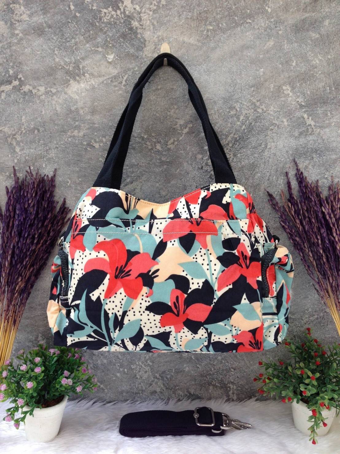 KIpling Felix Large Handbag Bag กระเป๋าถือหรือสะพายสไตล์ลำลองวัสดุ Nylon + Polyester 100% น้ำหนักเบามีหูหิ้วเเละสายสะพายยาวเลื่อนปรับระดับได้ถอดได้ เปิดปิดด้วยซิปสะดวกใช้ โลโก้เเบรนด์ มีช่องแบ่งถึง3ช่องเเยกเป็นสัดส่วน ด้านหน้าและด้านหลังมีช่องใส่ของเปิดปิ