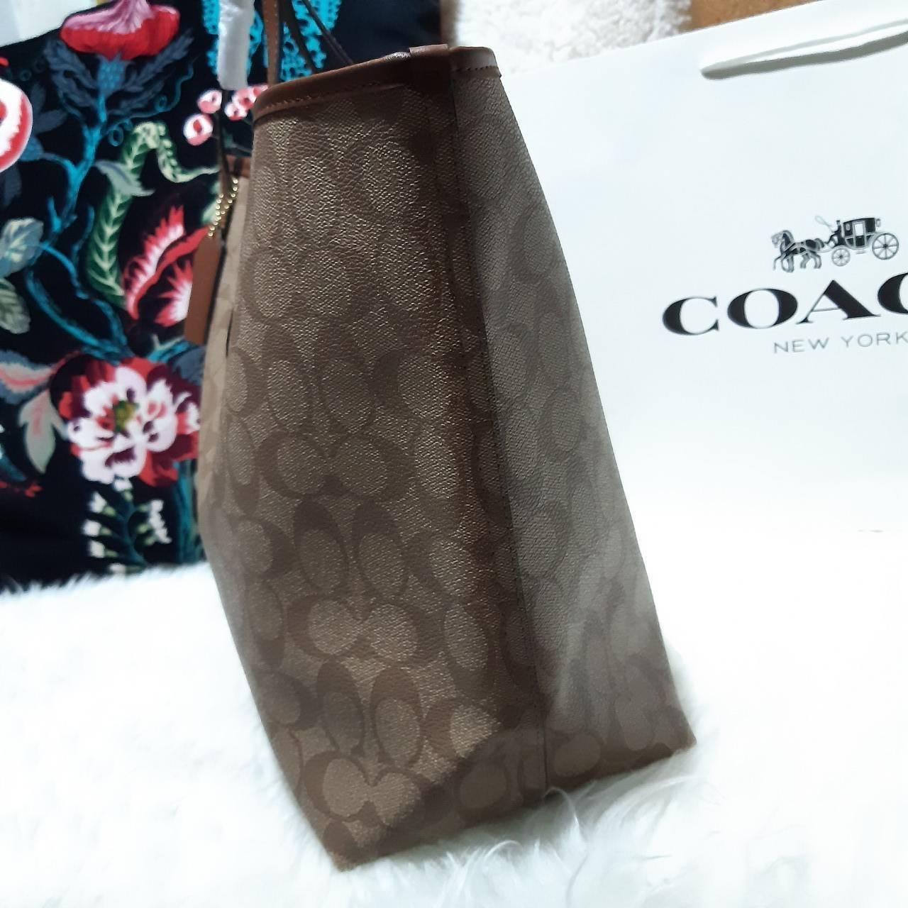 ของแท้ 💯% COACH C5696 CITY TOTE IN SIGNATURE CANVAS กระเป๋าถือทรงโท้ทใบใหญ่ ใส่ของได้ของครบครัน รุ่นใหม่ล่าสุด!! ⭐️⭐️ ขายดีทุกไซส์ ทุกสีจริงๆรุ่นนี้ ✔️✔️ สะพายคล้องไหล่ได้เก๋ๆ วัสดุหนังแคนวาสคุณภาพดี