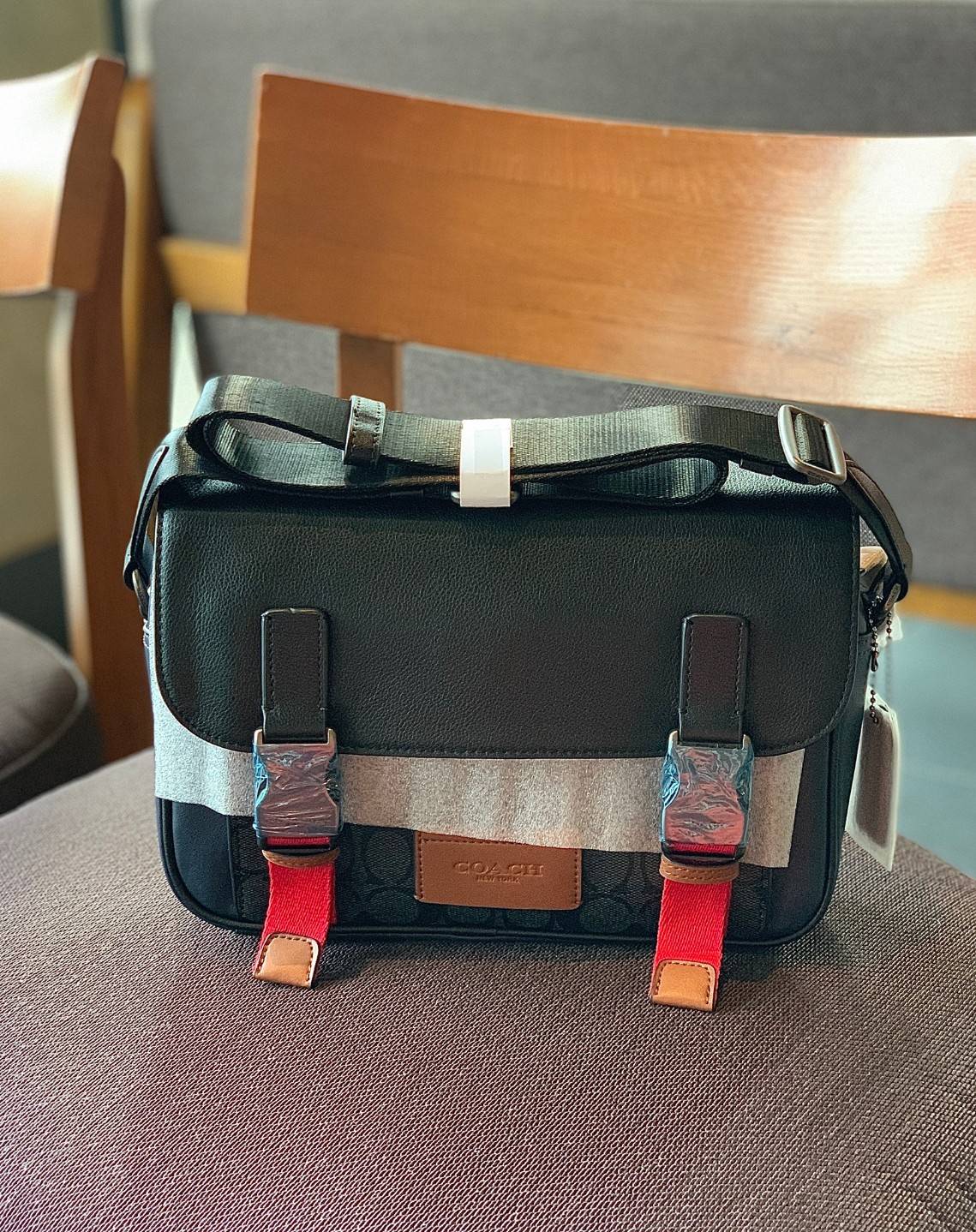 ไม่มีถือว่าพลาดมากๆ สำหรับรุ่นนี้ ใหม่เอี๋ยมเลยค่าา😘 COACH TRACK CROSSBODY IN COLORBLOCK ((4141//4021)) พร้อมส่งที่ไทย ใหม่ล่าสุดค่ะ! กระเป๋าสะพายครอสบอดี้ร์หรือสะพายข้าง หนังแท้ชั้นดีที่สุด หนังนิ่มสวยมากๆค่ะ ด้านหน้าเย็บป้ายหนังโลโก้แบรนด์ เปิดป