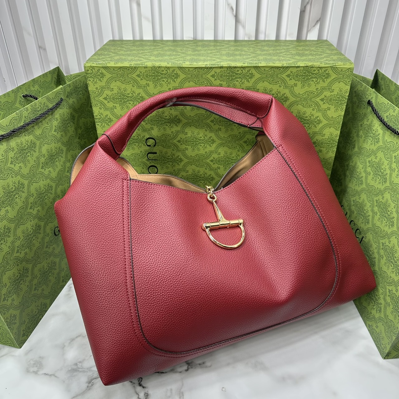 Gucci Softbit maxi shoulder bag โฉมใหม่ล่าสุด กับกระเป๋าสะพายรูปทรงใหม่เรียบหรูด้วยหนังลายเกรน ใบใหญ่จุใจพร้อมใบลูกเข้าเซ็ท ตกแต่งอะไหล่ Horsebit ครึ่งรูปขนาดใหญ่ด้านหน้าสวยหรูโดดเด่น สวยผู้ดี ดารา เซเลปใช้กันเพียบ