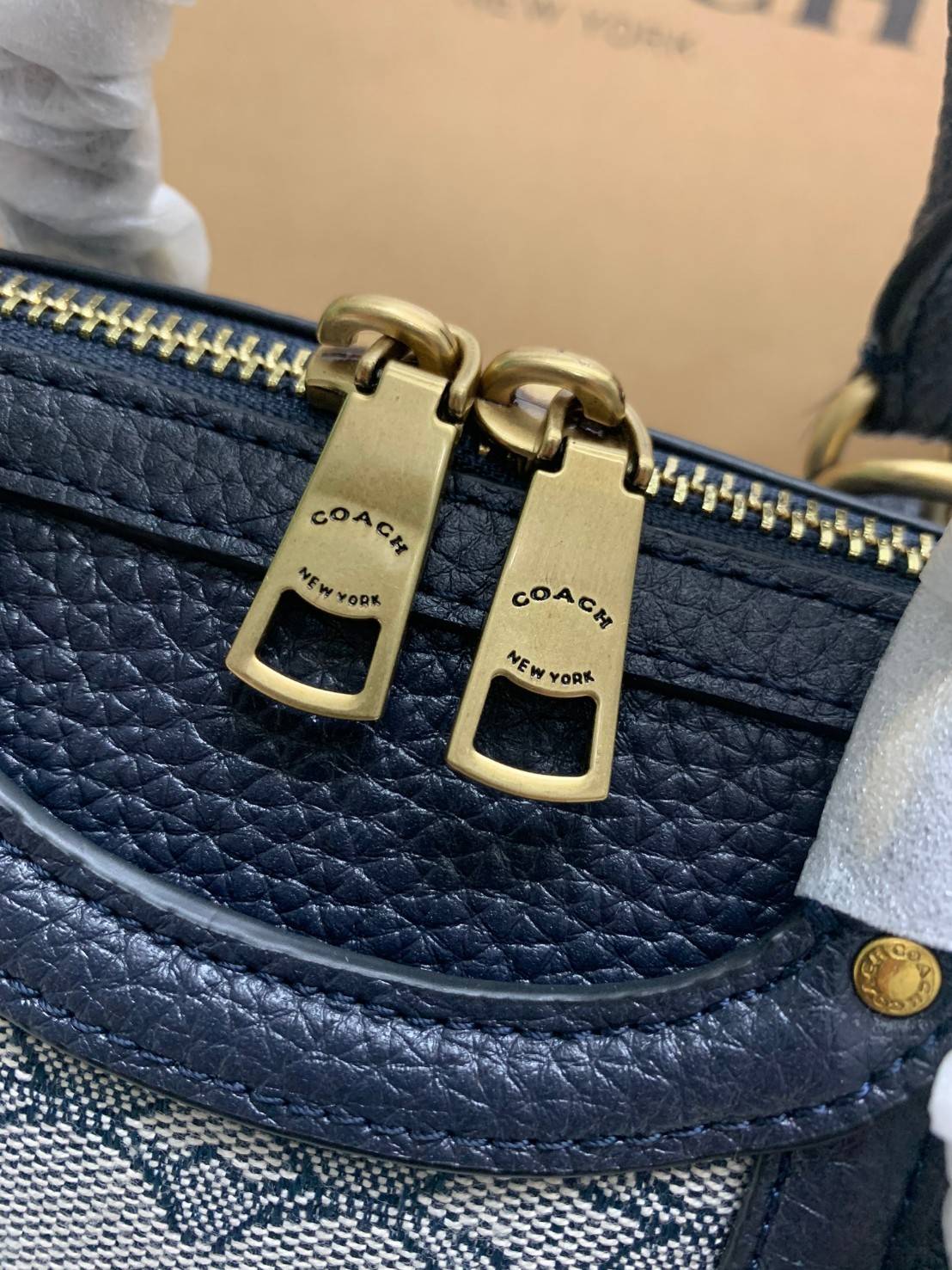 COACH LARK BAG 19 IN SIGNATURE JACQUARD พร้อมส่งที่ไทย สวยก่อนใครแน่นอนค่ะ กระเป๋าสะพายข้าง//ครอสบอดี้ร์ วัสดุหนังแท้+Jacqurd ได้ลงตัวสวยงามมากๆค่ะ มีช่องใส่ของจุกจิกทั้งด้านหน้าและหลัง ;เปิดปิดกระเป๋าแบบซิปคู่ ภายในสามารถใส่กระเป๋าเงินใบกลางได้;มือถือได้