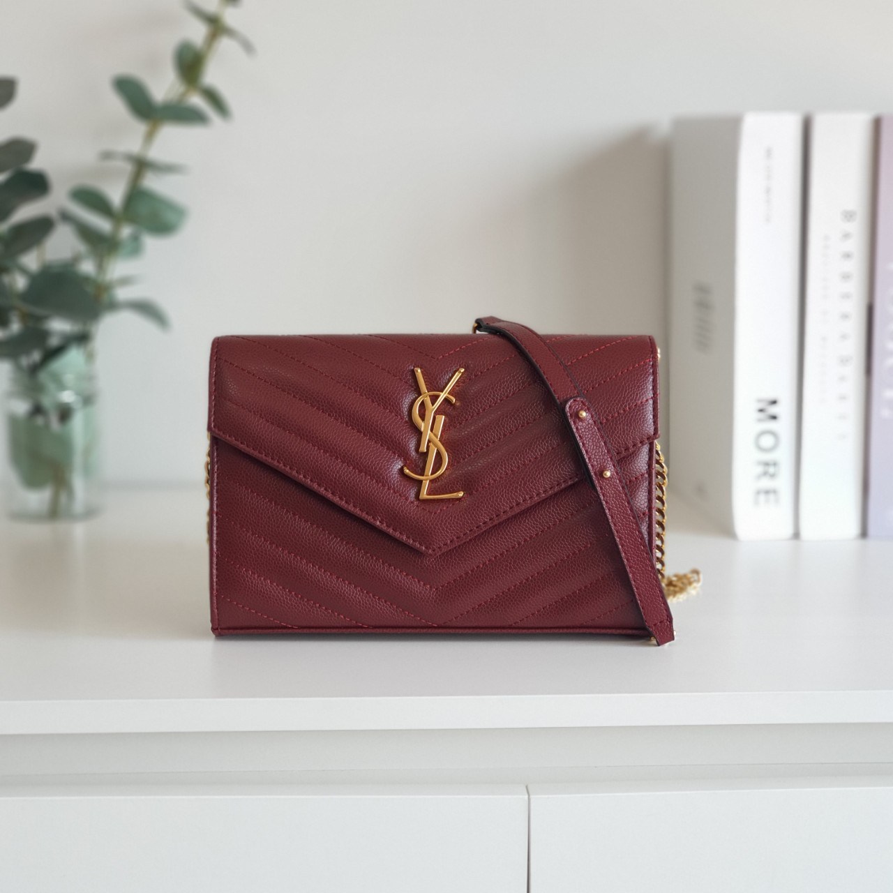 YVES SAINT LAURENT YSL BAG VIP GIFT WITH PURCHASE (GWP) พรีเมี่ยมกิ้ฟ Limited Edition จาก YSL DUTY FREE COUNTER วัสดุหนังแท้ลายคาเวียร์ ทรงหน้าจดหมายลายทาง สวยหรูมาก อะไหล่ทอง เปิดปิดด้วยกระดุมแม่เหล็ก ภายในโล่งมี2ช่องใหญ่ ช่องซิปใหญ่ มีที่ใส่บัตร12ใบ มาพ