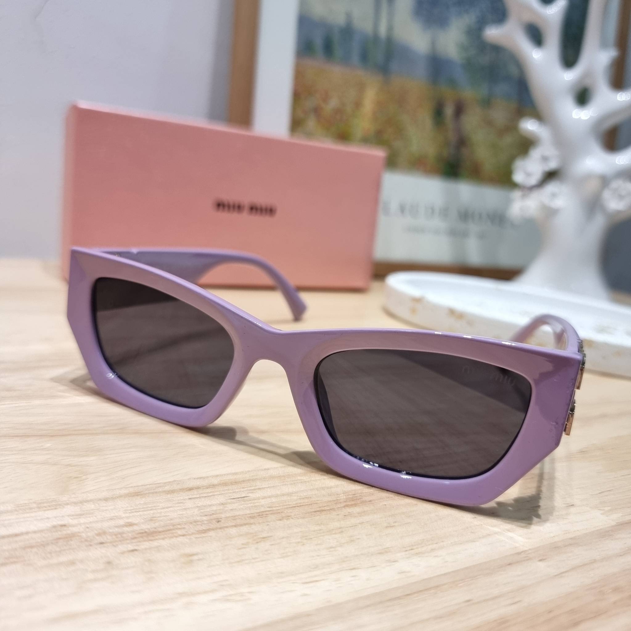 MIU MIU Sunglasses UV protection มาพร้อมอุปกรณ์ครบเซ็ท สวยปัง สวยตะโกน มีพกติดตัวไว้ไม่ตกเทรนด์ ใส่เสริมโหงวเฮ้ง ดูผู้ดี ใช้ได้ทุกโอกาส ทุกสถานการณ์ ใส่ที่บ้านถนอมสายตา ใส่ออกข้างนอกกันแดด กันลม กันฝุ่นก็มั่น ก็เลิศทั้งหมด
