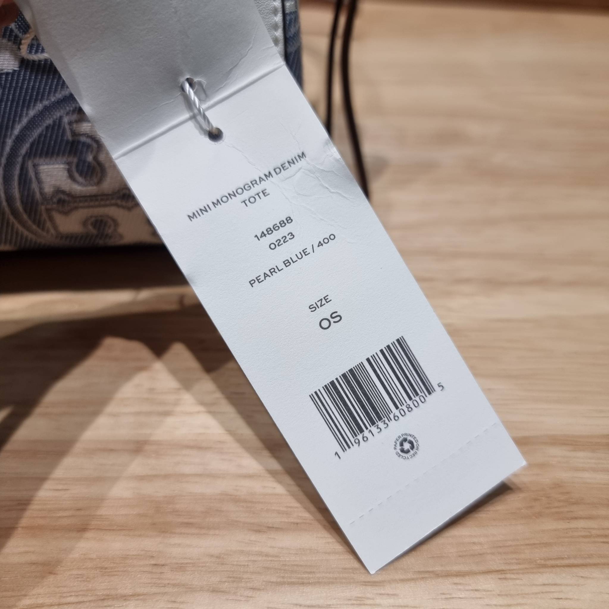 TORY BURCH Petite T Monogram Denim Barrel Bag / TORY BURCH MINI T MONOGRAM DENIM TOTE คอลเลคชั่นใหม่รับซัมเมอร์นี้ กับกระเป๋าสะพายทรงโท้ท ไซส์มินิ ดีไซน์โทนสีฟ้า สวยคม