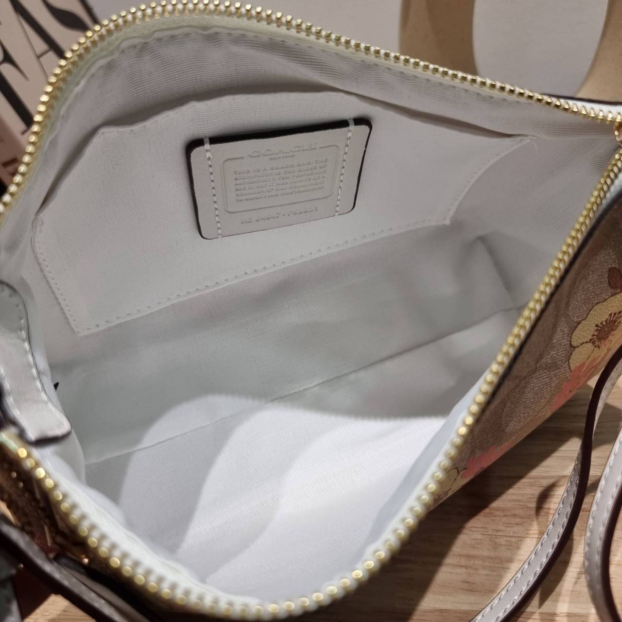 COACH F58321 TOP HANDLE POUCH คอลเลคชั่นสุดฮิต กับดีไซน์ใหม่ น่ารักน่าใช้ทุกแบบ กระเป๋าพอชทรงใช้งานง่าย สะดวก กะทัดรัด วัสดุหนังแคนวาสเคลือบคุณภาพ มาพร้อมสายคล้องในตัว และสายสะพาย crossbody ปรับเปลี่ยนได้ตามสไตล์ อีกหนึ่งไอเท็มที่สาวๆต้องมี ในราคาสุดคุ้ม 