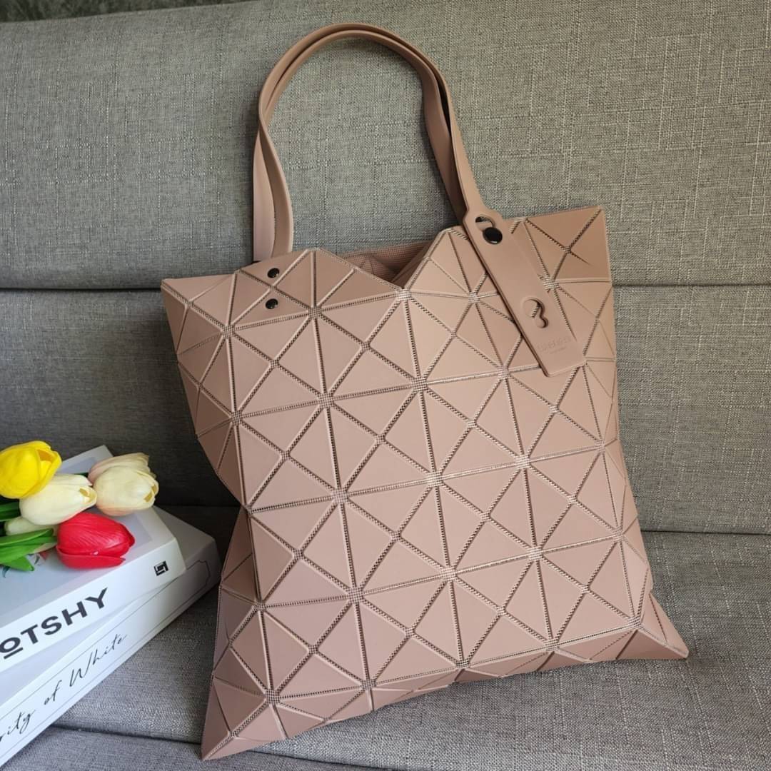 BAO BAO ISSEY MIYAKE LUCENT ONE-TONE กระเป๋า Bao Bao จากแบรนด์ดัง Issey Miyake แบรนด์แฟชั่นจากประเทศญี่ปุ่น ซึ่งมีสินค้ามากมายไม่ว่าจะเป็นเสื้อผ้า นาฬิกา น้ำหอม และที่ขาดไม่ได้นั่นก็คือ กระเป๋า Bao Bao ที่มีความพิเศษในเรื่องของวัสดุและดีไซน์ที่ครองใจสถาปน