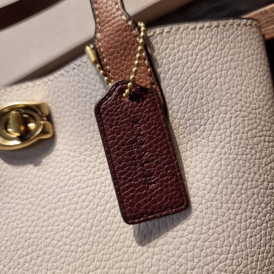 COACH C8561 C8869 WILLOW TOTE 24 IN COLOR BLOCK น้องสาวลุคลูกคุณมาแล้วจ้า กระเป๋าถือ/สะพาย ดีไซน์คัลเลอร์บล็อค ลงตัว เรียบหรู ใบจริงคือผู้ดี๊ผู้ดี ใช่ได้ทุกๆโอกาส วัสดุหนัง pepble อยู่ทรง เปิดปิดด้วยตัวบิดล็อค และอีกฝั่งเป็นกระดุมแม่เหล็ก ภายในโล่งกว้าง ใ