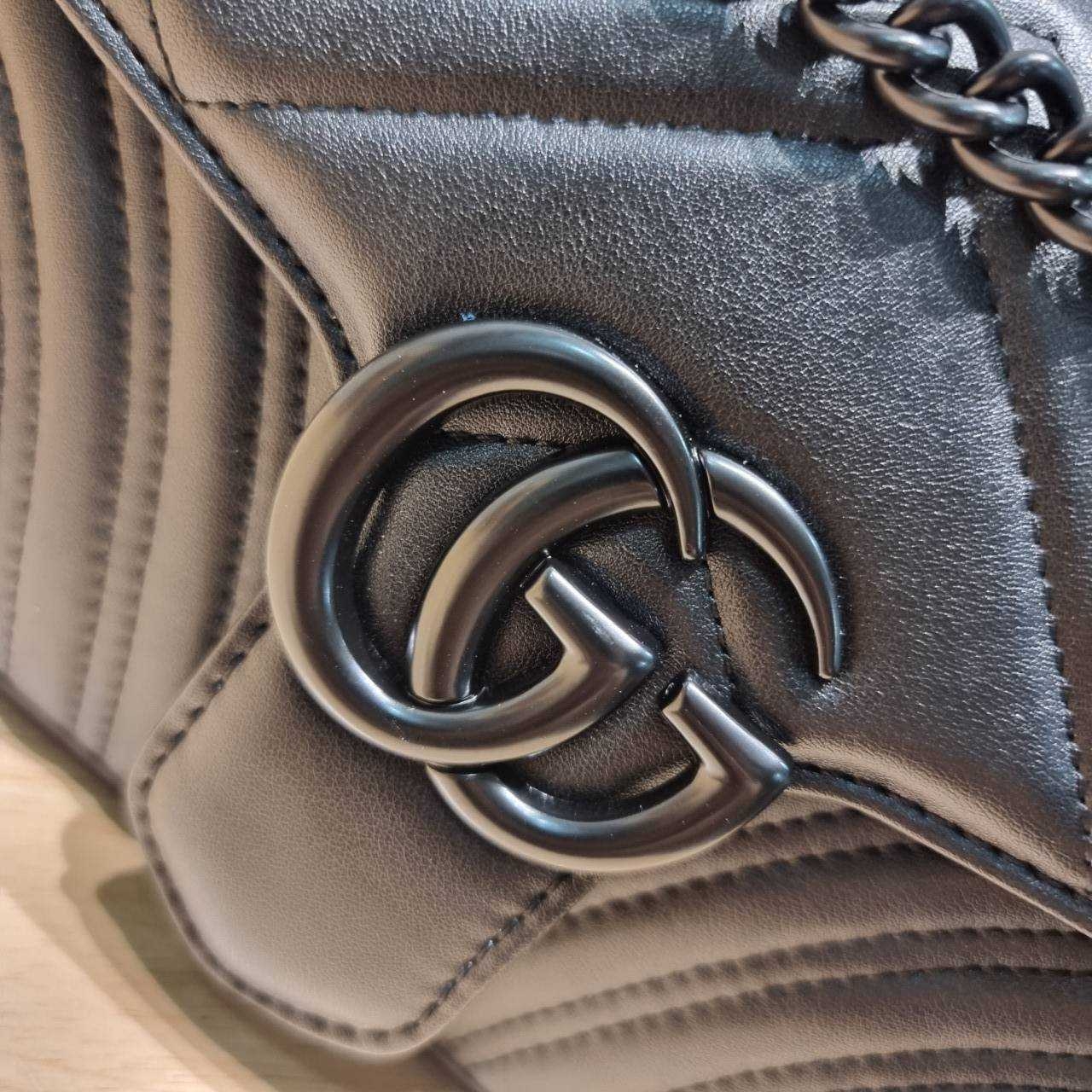 GG MARMONT SHOULDER BAG กระเป๋าสะพายข้างรุ่นคลาสสิค ดีไซน์ใหม่ อะไหล่ดำ สะพายขับผิว ดูแพง อัพลุคได้สบายๆ เปิด-ปิดด้วยตัวกดล็อคแน่นหนา ด้านหลังดีไซน์รูปหัวใจ 🖤