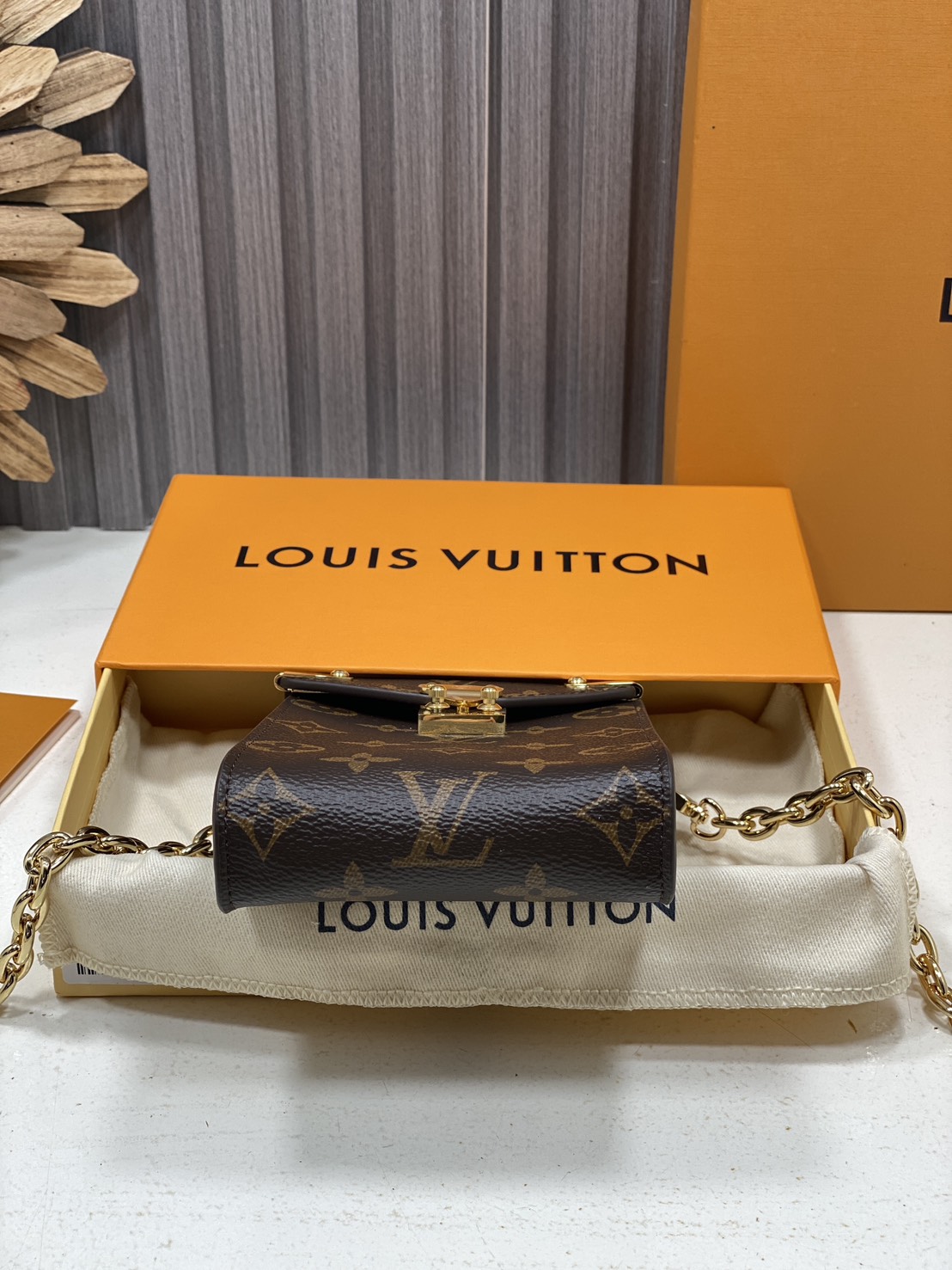 ORI หนังแท้ | LV Phone Pouch Métis Bag กระเป๋าสะพายใส่โทรศัพท์ ดีไซน์ที่รังสรรค์อย่างพิถีพิถันด้วย Monogram Canvas ชิ้นเดียว ยกระดับด้วยฮาร์ดแวร์โทนสีทอง