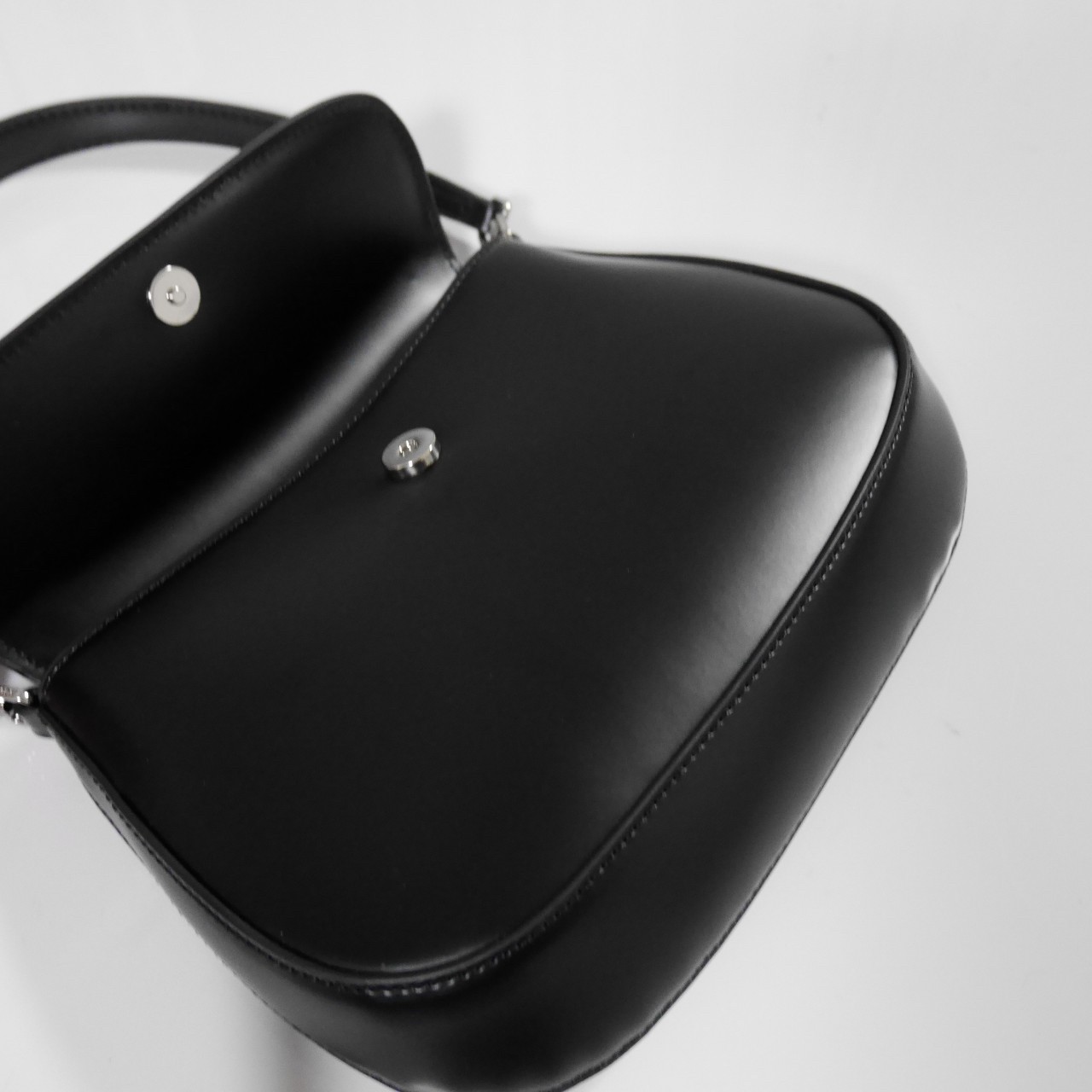 PRADA CLEO BRUSHED LEATHER SHOULDER BAG กระเป๋าทรงสวยยอดฮิต ทรงสะพายไหล่สวยหรูอยู่ทรง หนังเรียบเงาหรูสุดคลาสสิก