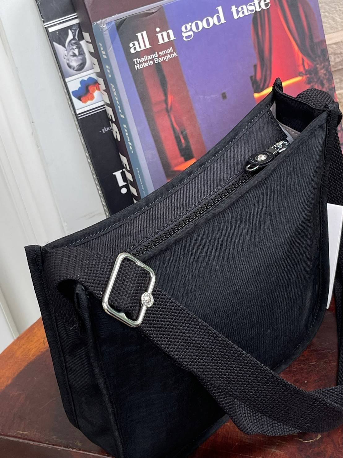 Kipling Patsy M Crossbody คอลเลคชั่นใหม่ล่าสุด ที่ไม่เน้นลวดลายและสีสัน แต่เน้นรูปแบบการใช้งานที่ง่ายแสนง่ายไม่ซับซ้อน ขนาดกำลังดี สามารถใส่ของที่จำเป็นได้ ไม่ว่าจะเป็นโทรศัพท์มือถือหรือกระเป๋าสตางค์ น้ำหนักเบา ด้านในของกระเป๋ายังแบ่งช่องเป็นระเบียบ พกพาไ