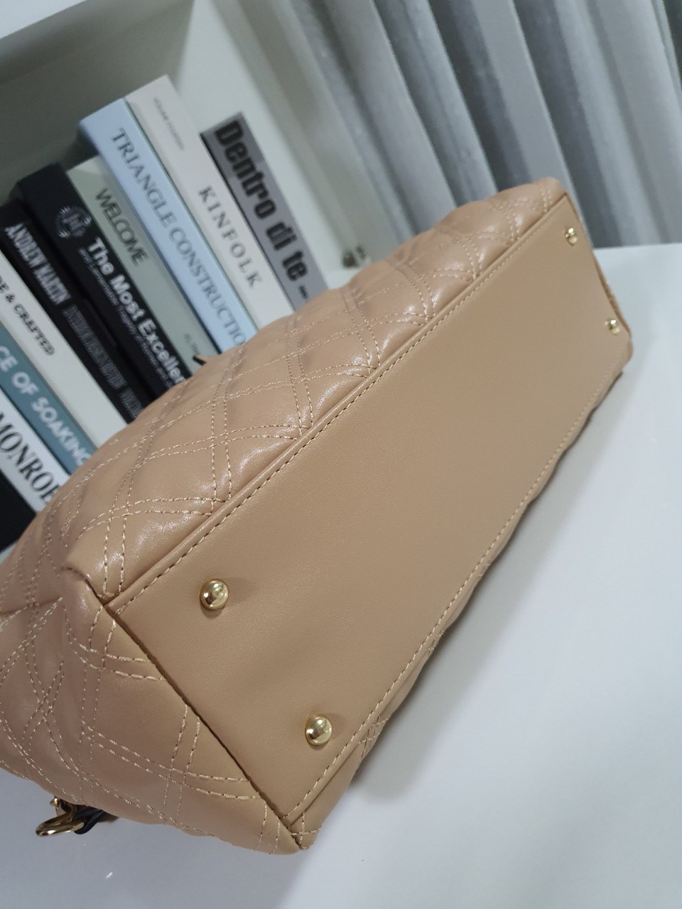 ของแท้ 💯% GUESS WOMEN'S CESSILY TOTE FLAP BAG ของแท้ กระเป๋าสะพายทรง SHOPPING BAG หนัง PU หนังนิ่มสีดำเล่นลายเหลือบกลิตเตอร์ ด้านหน้าประดับโลโก้สีแบรนด์