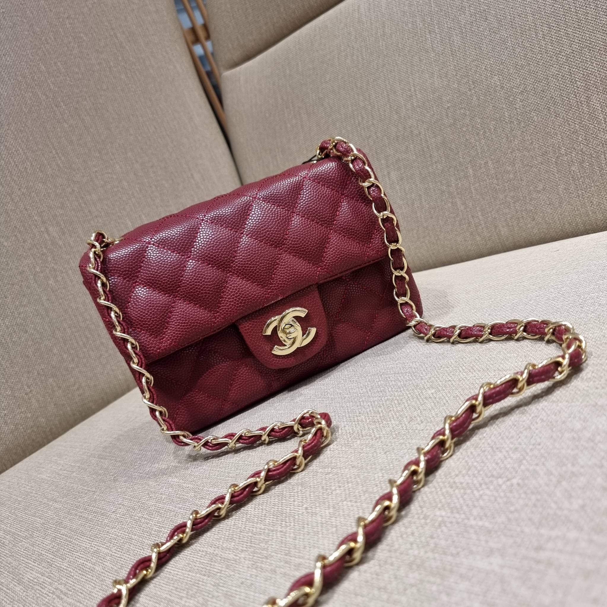 VIP 】3สี คัมแบคทูสต็อค!! จัดมาแน่นๆ พร้อมสีรับความเฮง!! พรีเมี่ยมจากแบรนด์ Chanel vip สุดพิเศษจากเคาน์เตอร์ กระเป๋าสะพาย หนังสังเคราะห์ลายคาร์เวีย หรูหราทั้งอะไหล่เงินและอะไหล่ทอง สะพายแล้วขับผิวมากๆใบนี้ เปิด-ปิดกระเป๋าด้วยตัวบิดล็อค ภายในกระเป๋าบุหนังสี