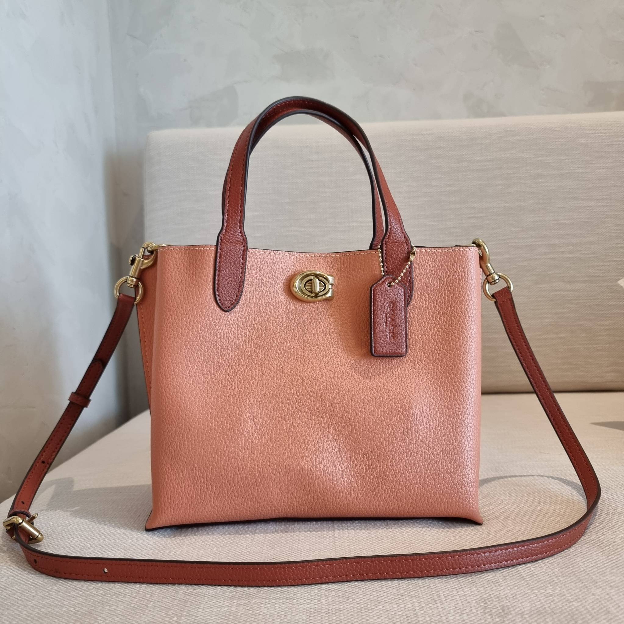 COACH C8561 C8869 WILLOW TOTE 24 IN COLOR BLOCK น้องสาวลุคลูกคุณมาแล้วจ้า กระเป๋าถือ/สะพาย ดีไซน์คัลเลอร์บล็อค ลงตัว เรียบหรู ใบจริงคือผู้ดี๊ผู้ดี ใช่ได้ทุกๆโอกาส วัสดุหนัง pepble อยู่ทรง เปิดปิดด้วยตัวบิดล็อค และอีกฝั่งเป็นกระดุมแม่เหล็ก ภายในโล่งกว้าง ใ