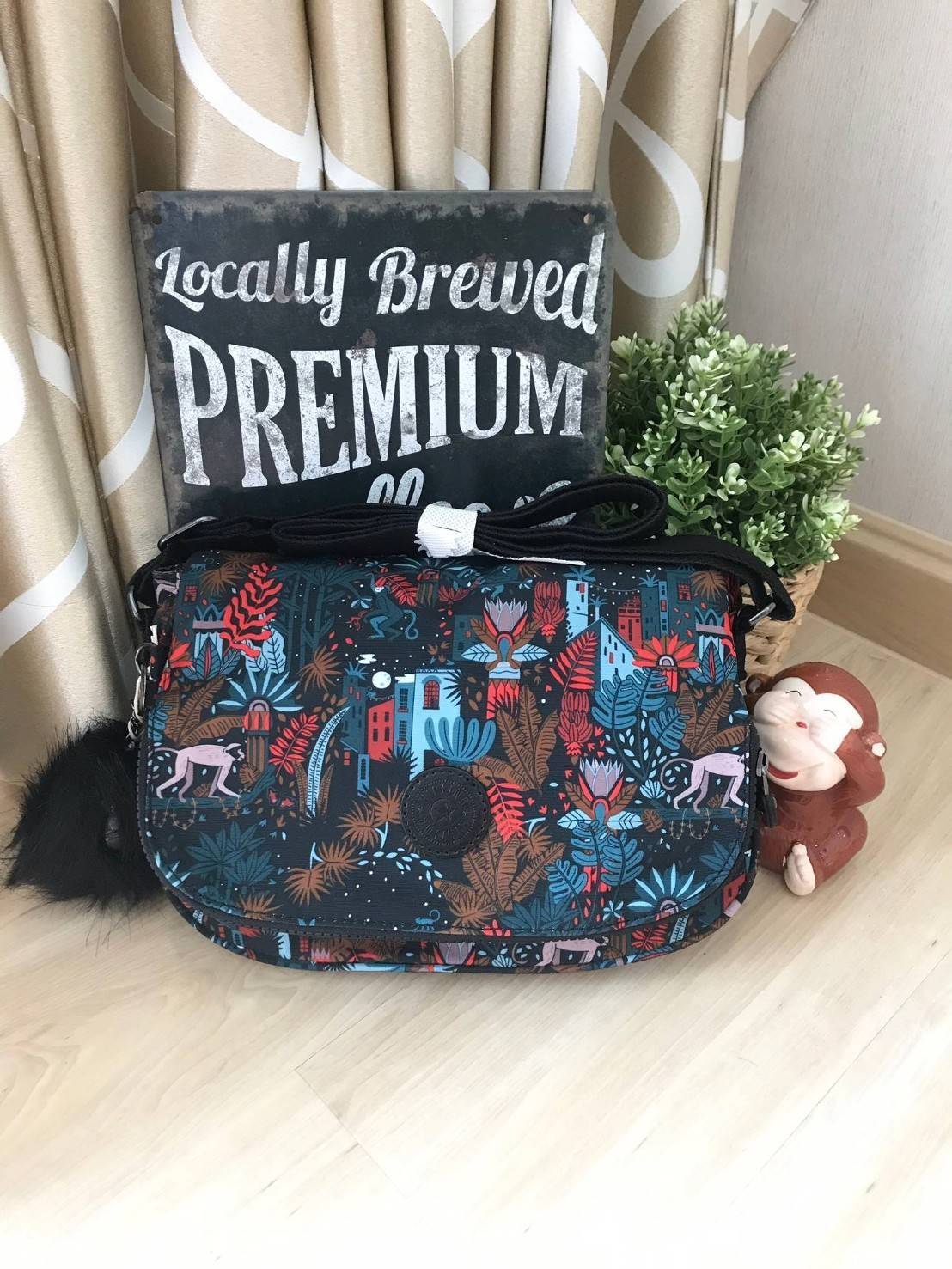 Kipling Basic Plus Earthbeat S Crossbody bag กระเป๋าสะพายทรงครอสบอดี้ สามารถสะพายได้ทั้งสายคู่และสายเดี่ยว มีดีเทลที่ฝาหน้ามีช่องซิปซ่อนทรงลึกและด้านหลังมีอีก1ช่อง ช่องหลักเปิดปิด2ชั้นด้วยกระดุมแม่เหล็กและซิปเดียวใช้งานง่าย ภายในใส่ได้ทั้งมินิไอแพค กระเป๋