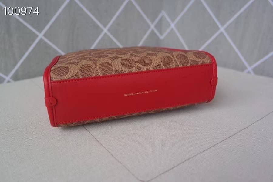 Coach M1980-148 Turnlock style twist lock bag shoulder messenger handbag elegant atmosphere พร้อมส่งแบบไม่ต้องรอพรี กระเป๋าสะพายข้างมัลติฟังก์ชั่น ที่ใช้งานได้ 2 แบบ จะคล้องแขน คล้องไหล่ วัสดุหนัง glovetanned คุณภาพดี สวยหรู ภายในตัวกระเป๋าใส่ของได้สบายๆ 