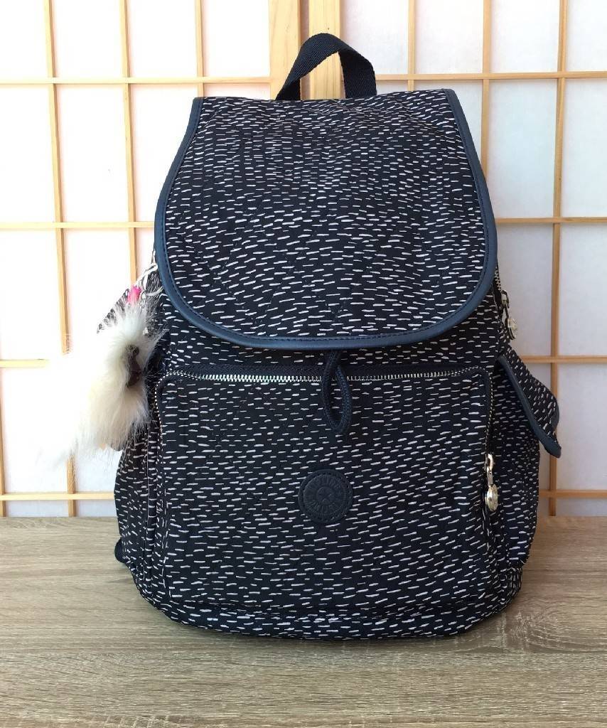 กระเป๋า Kipling รุ่น City Pack ไซส์ L ขนาดใหญ่พอเหมาะสำหรับการเดินทาง มาพร้อมช่องกว้างขวางจุสัมภาระของคุณได้อย่างจุใจ และช่องจัดเก็บอีกหลากหลายรูปแบบ ดีไซน์ลวดลายนำสมัย เติมแต่งสีสันและชีวิตชีวา นับเป็นอีกหนึ่งกระเป๋าเป้ที่พร้อมให้คุณได้สะพายออกไปข้างนอกไ