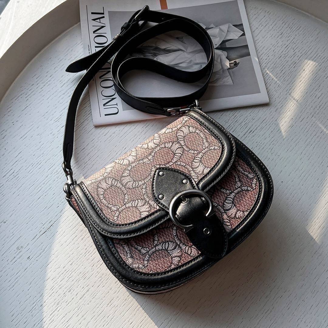 COACH C6972 COACH x MICHAEL B. JORDAN WITH BEAT SADDLE BAG คอลเลคชั่นใหม่ ดีไซน์สุดชิค มาให้สวยในไทยก่อนใคร กับกระเป๋าทรง saddle ที่พิเศษมากๆมาพร้อมสายสะพาย 2 เส้น ใช้คู่กันหรือแยกสะพายก็สวยครบสูตร กระเป๋าสะพายทรง saddle คลาสสิค วัสดุหนังแคนวาสสลับหนังแท้