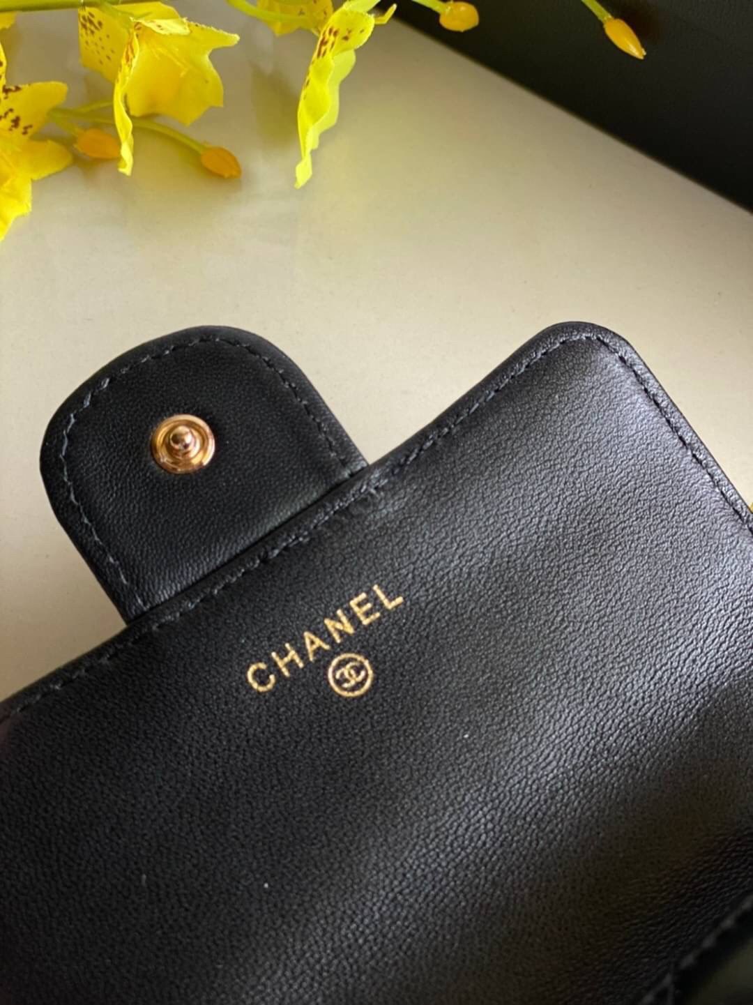 หนังแท้ VIP GIFT CHANEL MINI BLACK BAG รุ่นยอดนิยมไอเท็มฮิตวัสดุหนังแท้เรียบสวยคลาสสิคเปิดปิดด้วยฝาปิดกระดุมด้านหน้ามีโลโก้แบรนด์อะไหล่ทองสวยหรูดูดีมากกกก มาพร้อมสายโซ่ทองร้อยหนังจะสะพายไหล่ หรือ Crossbody ก็ดูดี ภายในโล่งกว้าง ตัวจริงสวยน่าใช้ Chanel min