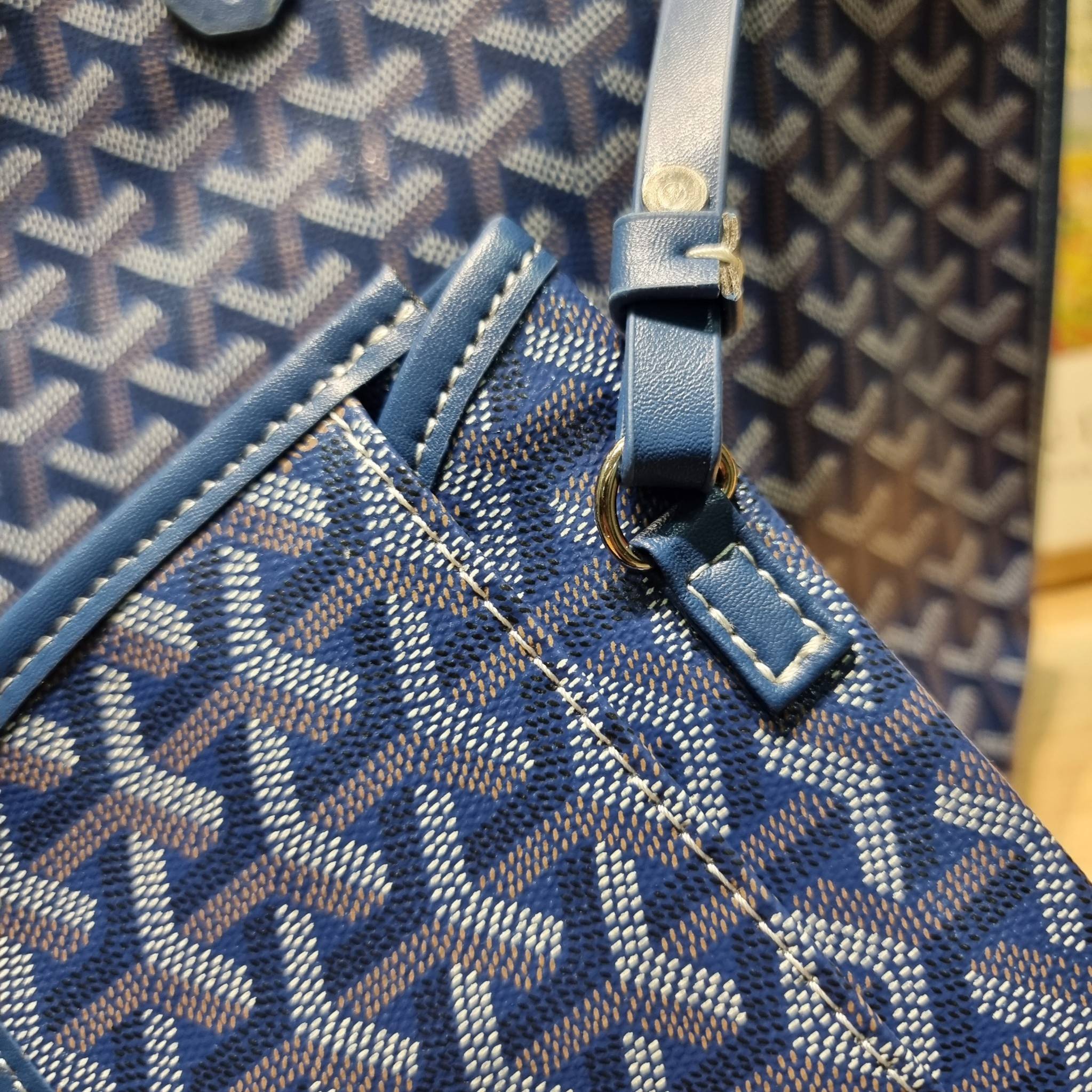 OYARD ANJOU REVERSIBLE TOTE ฮอตไอเท็ม กับกระเป๋าสะพายทรงโท้ท ใบใหญ่จุใจ!! มาครบสีขายดี เลิศทุกสี รูปทรงคลาสสิค ดีไซน์เป็นเอกลักษณ์ ใช้งานได้หลากหลาย สามารถกลับด้านใช้ได้แบบไม่มีเบื่อ วัสดุหนังแคนวาสพิมพ์ลายสวยคม