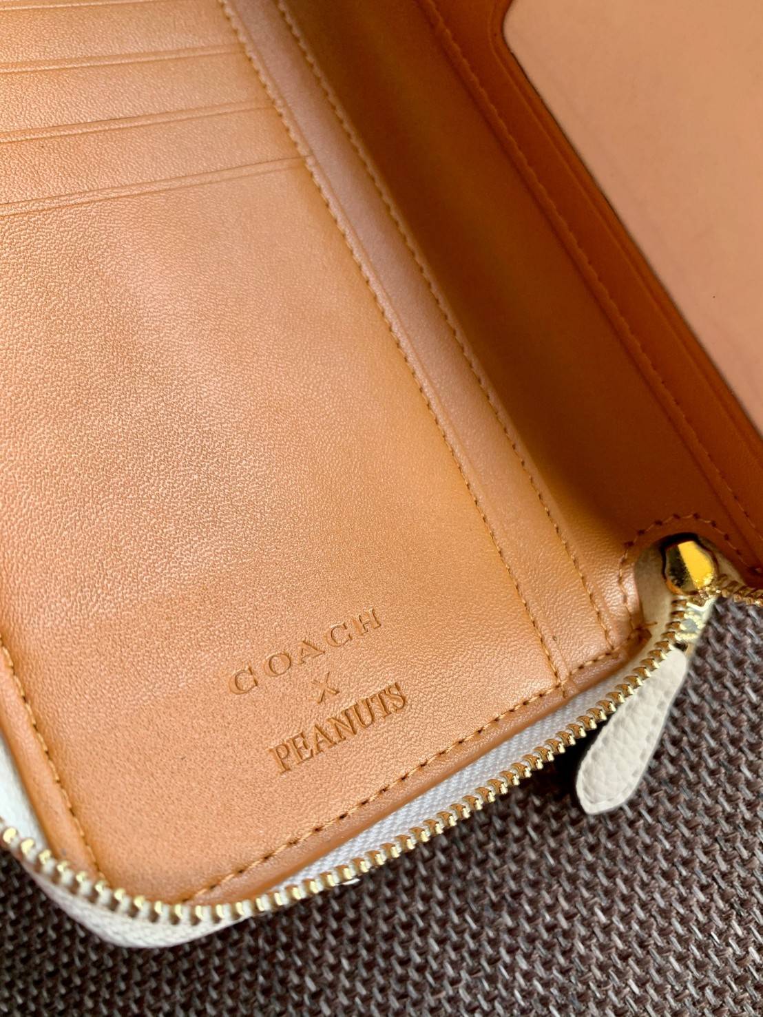 COACH X PEANUTS MEDIUM ID ZIP WALLET WITH WOODSTOCK((C4604)) 📣พร้อมส่งค่ะ! กระเป๋าเงินใบกลาง ขนาดพอดีๆ 🔺ด้านหน้าปั้มตัวการ์ตูน พร้อมตัวอักษรภาษาอังกฤษ นูนเด่นชัด ซุกซน น่ารักมากๆค่ะ ✔️เปิดปิดกระเป๋าแบบซิป ภายในมีช่องเสียบบัตรได้ถึง1