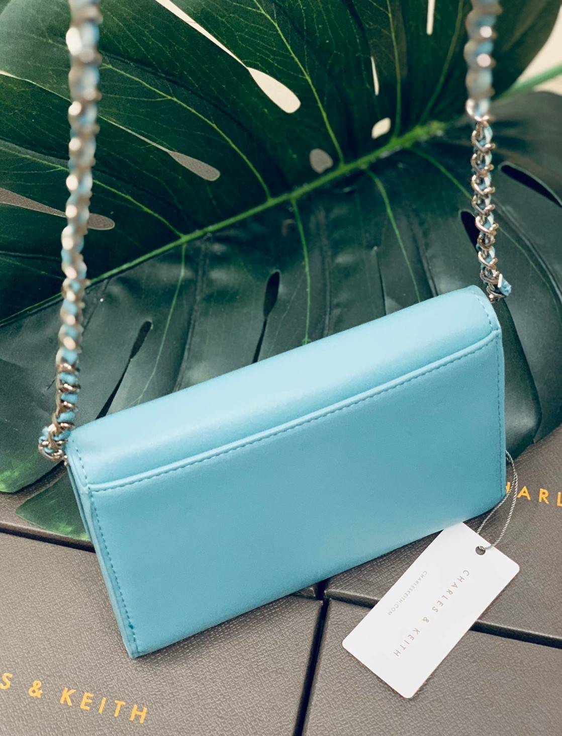 CHARLES & KEITH BAG กลับมาอีกครั้ง รุ่นขายดีค่ะ...กระเป๋าสตางค์มีสายสำหรับสะพายข้างหรือแบบครอสบอดี้ร์ได้ค่ะ วัสดุหนังเรียบ ด้านหน้ามีอะไหล่โลโก้แบรนด์ เปิดปิดกระเป๋าแบบกระดุมแม่เหล็ก ภายในมีช่องใส่ธนบัตร สามารถใส่แบงค์พันได้ค่ะ มีช่องใส่บัตรต่างๆ ช่องซิปส