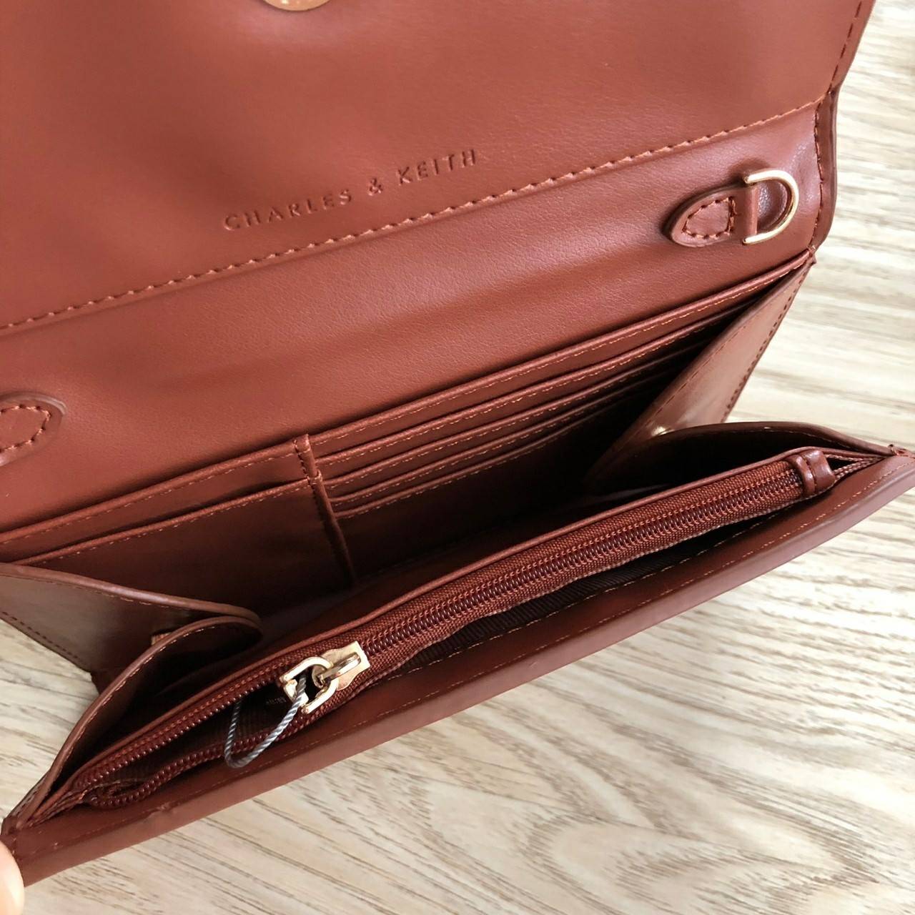 Charles & Keith Front Flap Wallet กระเป๋าสตางค์ มาพร้อมสายโซ่สลับหนัง เปิด - ปิดกระเป๋าด้วยกระดุม ด้านในมีช่องหลายช่อง แยกเก็บของได้เป็นสัดส่วน และมีช่องซิป 1 ช่องค่ะ ด้านหลังมีช่องอีก 1 ช่อง มาพร้อมสายโซ่สลับหนังยาวประมาณ 114 cm สามารถถอดได้ (ปรับไม่ได้ค