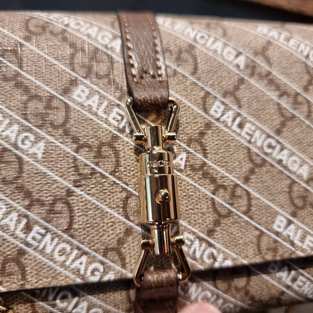 คลัชท์สุดหรูขึ้นแท่นต้องใบนี้เลย GG×Balenciaga woc bag กระเป๋าสะพาย crossbody เป็นคลัชท์ได้ในตัว ดีไซน์คลาสสิควินเทจ ดึงดูดและสะกดสายตาด้วยอะไหล่ดีเทลหรูของอะไหล่สีทอง วัสดุหนังแคนวาส ทนทาน ดูแลรักษาง่าย เปิด-ปิดด้วยอะไหล่เสียบล็อค ภายในแบ่งสัดส่วนลงตัวมา