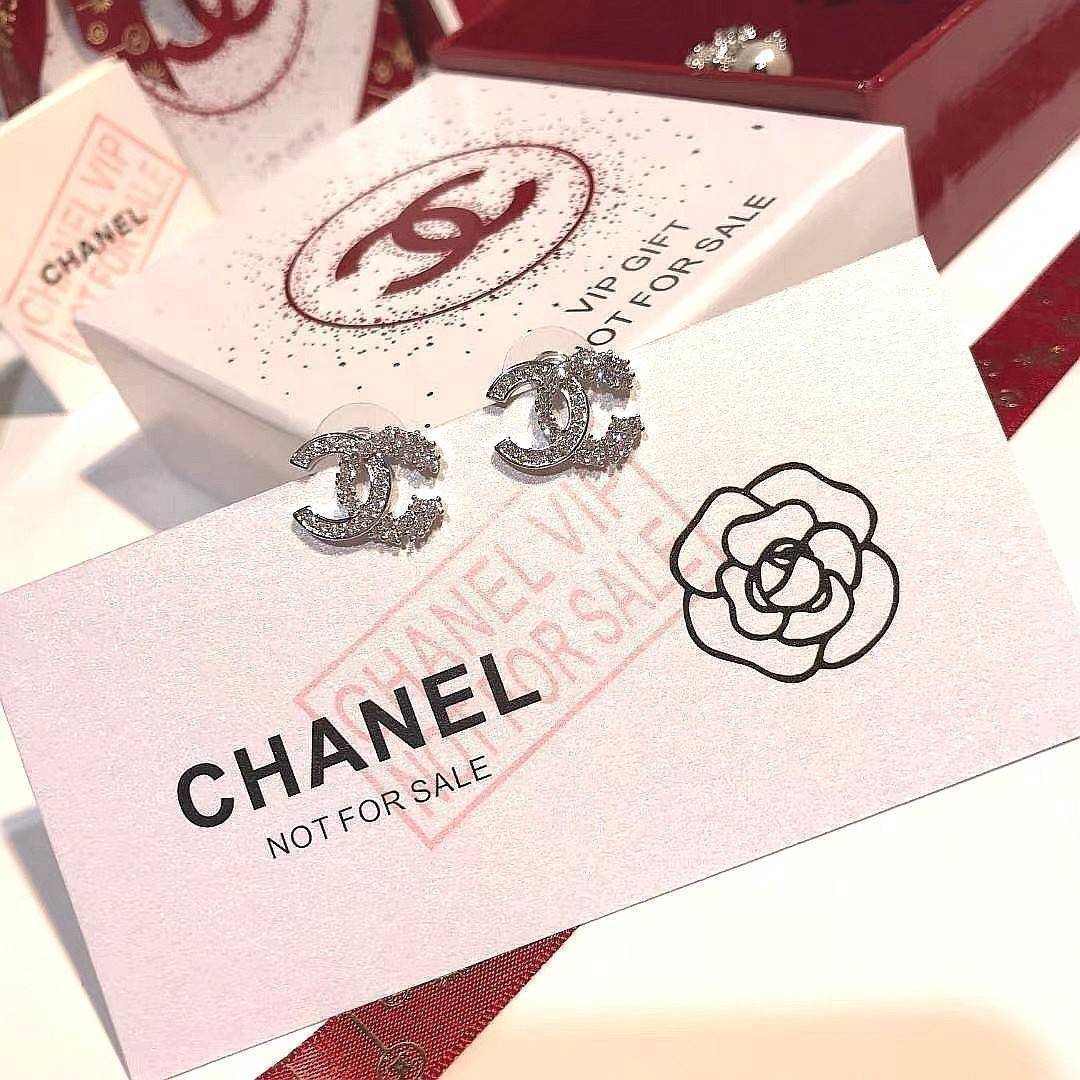 พรีเมี่ยมกิ๊ฟแท้ 100% 】CHANEL DOUBLE EARRING VIP GIFT WITH PURCHASE ORIGINAL PACKAGE (GWP) ชุดกิ๊ฟเซทของกำนัลสุดเลอค่าจากการแลกคะแนนสะสมสำหรับลูกค้า VIP CHANEL PARFUMS ไอเท็มหายากชวนสะสมมาเป็นชุดให้ถึง2แบบ2สไตล์สลับใช้ ดีไซน์สวยหรูเลอค่าสุดคลาสสิค