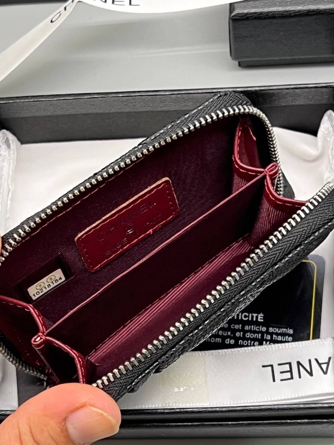 CHANEL mini zippy black caviar เกรดออริจินอล หนังแท้ กระเป๋าเงินซิปรอบใบเล็ก ด้านหน้ามีช่องใส่การ์ด 2 ช่อง ด้านหลังกระเป๋า 1 ช่องและด้านในกระเป๋าแบ่งเป็น 2 ช่องนะคะ ใส่ได้ทั้งการ์ด เหรียญ แบงค์แบบพับได้ค่ะ หนังคาเวียสีดำ อะไหล่เงิน สวยคลาสสิคมากๆ เลยค่ะ ภ