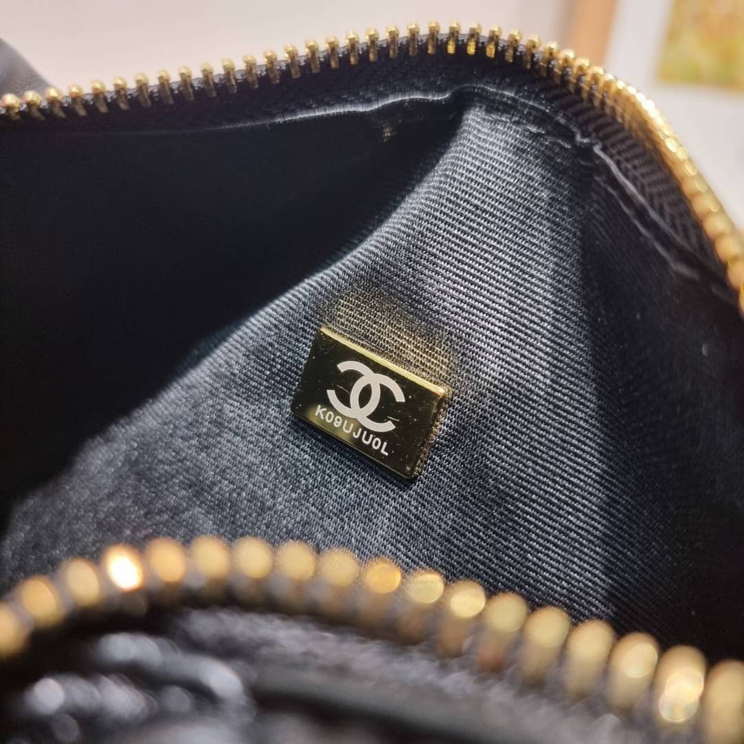 Chanel Pouch Hot item 2023 กระเป๋าสะพายกึ่งพอช ใบเล็กน่ารักน่าใช้ ถือไปไหนก็อัพลุคปัง วัสดุหนังแกะ สัมผัสนิ่มมือ หูจับในตัว ปรับได้อีกเล็กน้อย มาพร้อมสายสะพายโซ่