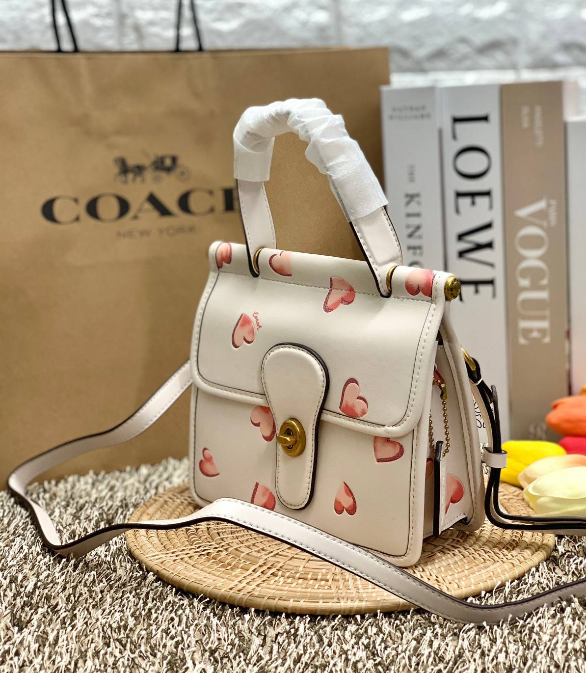 COACH LIMITED EDITION WILLIS TOP HANDLE 18 WITH HEART PRINT ((c3919)) พร้อมส่งที่ไทย ได้ไปหลงรักแน่นอนค่ะ! กระเป๋าหิ้วหรือสะพายข้าง หนังแท้นิ่มสวยงาม ❤️จุดเด่นคือตัวกระเป๋าปริ้นลายหัวใจทั้งใบ ดูหวานน่ารักมากๆค่ะ เปิดปิดกระเป๋าแบบหมุนล็อค ภายในมีช่อ