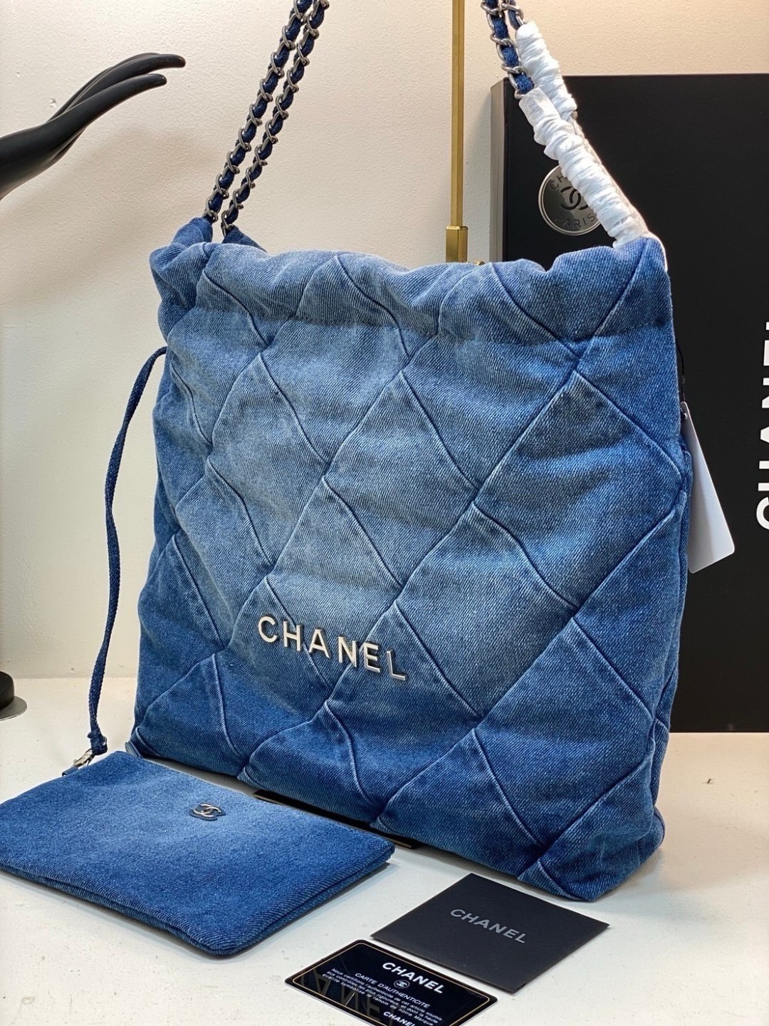 35cm Chanel 22 Denim Bag / Chanel Tote Bag กระเป๋าสะพายทรงโท้ทเดนิม ยีนส์ เท่ๆ คูลๆ งานเดนิมฟอกดีเทลความสวยมาก เป็นทรงโท้ทที่ได้รับการตอบรับดีมาก เกินต้านที่สุดกับไอเท็มนี้