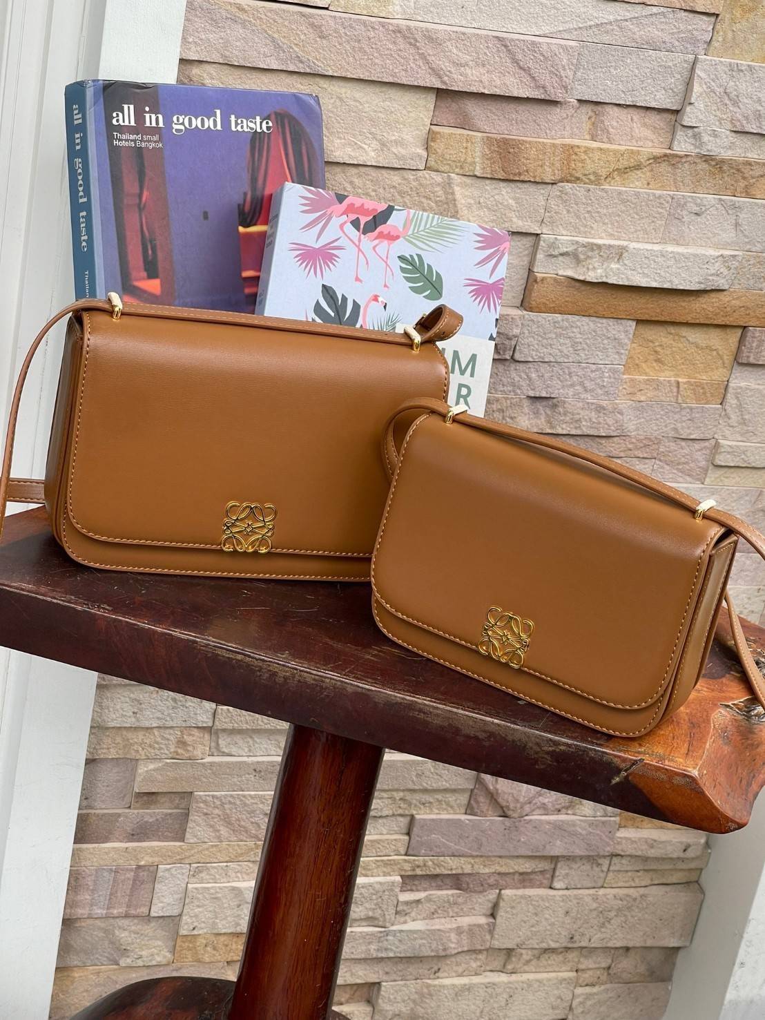 Medium : LOEWE Goya anagram leather shoulder bag กระเป๋าทรง GOYA รูปทรงกล่องอันคลาสสิกที่มาพร้อมรายละเอียดอันน่าค้นหา พร้อมด้วยโครงสร้างที่เปี่ยมไปด้วยสเน่ห์น่าค้นหา มีช่องใส่ของขนาดกว้างและเป็นทรงทำให้การจัดการสิ่งของต่างๆ ของสาวๆ นั้นง่ายดายมากยิ่งขึ้น 