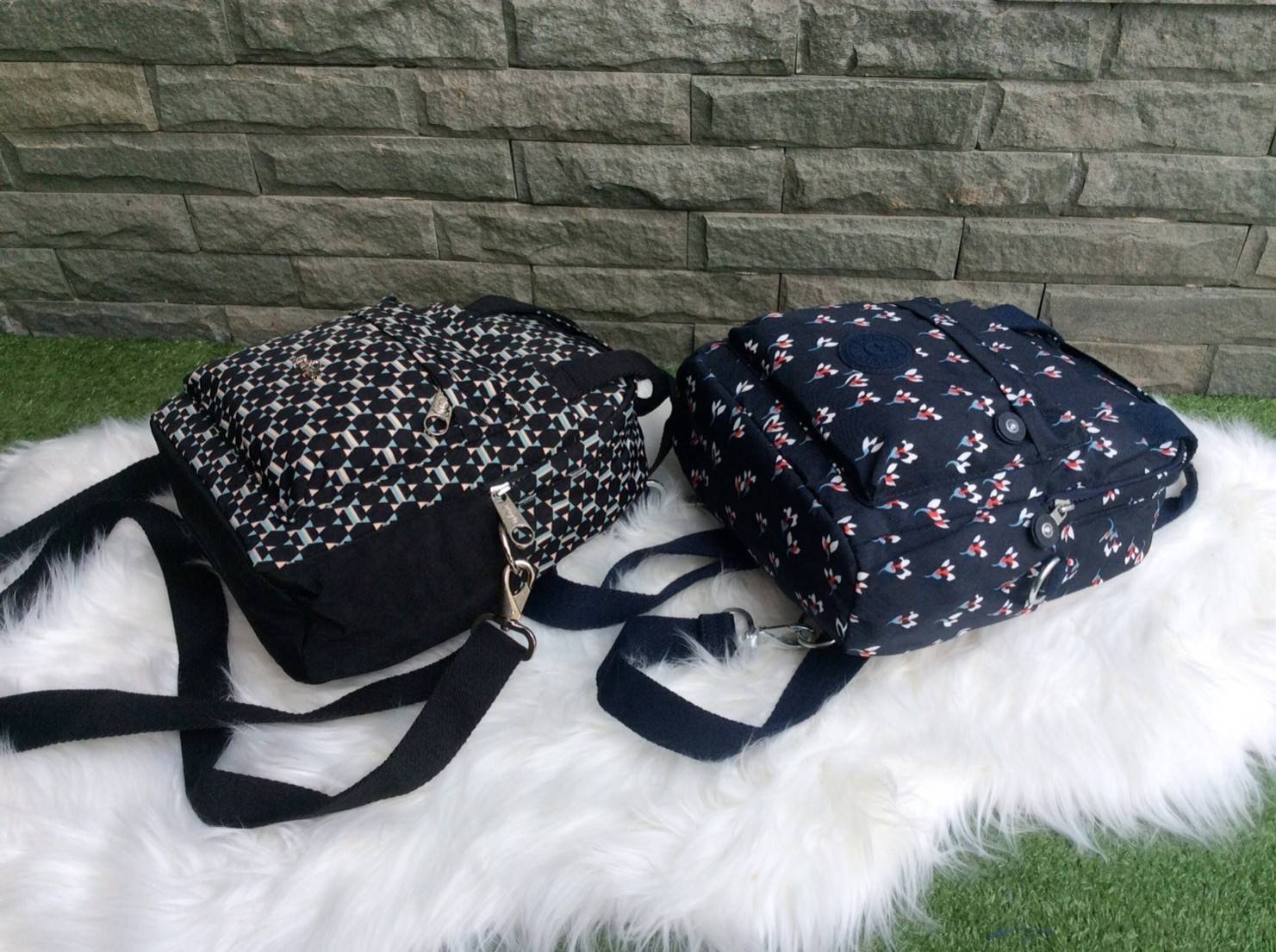 Kipling Mini Backpack 2017 k12688 small flower printed มีพวงกุญแจ Promptpay , พวงกุญแจลิง ,พวงกุญแจอะไหล่ สัญญาลักษณ์ แบรนด์ --------- กระเป๋าขนาดมินิ สามารถใช้งานได้ 3 แบบ : เป็นสะพายหลังได้ / สะพายข้างได้ / มีหูหิ้วถือได้ มีหลายลายให้เลือก ลายสวยน่ารัก 
