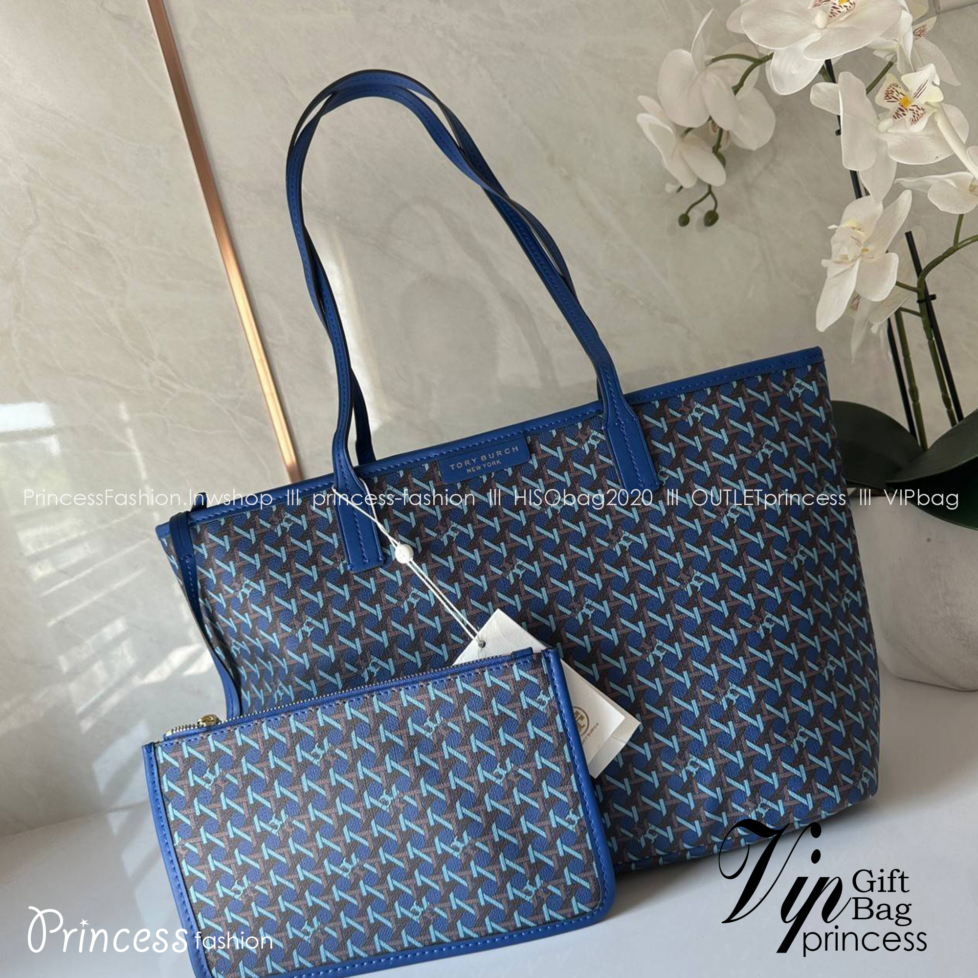 Tory Burch Ever Ready Zip Tote Small Coated Canvas / Tory Burch Geo Logo Tote กระเป๋าโท้ท พิมพ์ลายด้วยลวดลายสานตะกร้าอันเป็นเอกลักษณ์ของแบรนด์ ซึ่งได้แรงบันดาลใจจากความหลงใหลในงานจักสานของผู้ก่อตั้ง