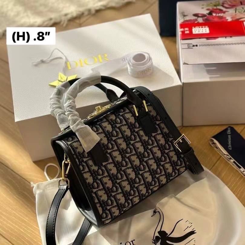 DIOR SMALL BOSTON BAG Blue Oblique Embroidery กระเป๋าสะพายทรงกล่องบอสตัน New for Winter 2023 คอลผู้ดี สวยหรู ตอบโจทย์และแมทช์ได้กับทุกลุคทุกสไตล์