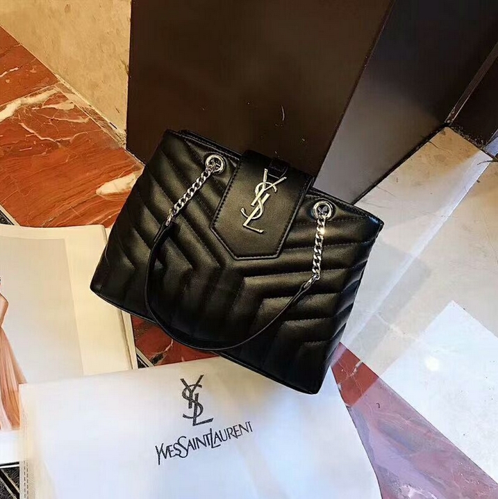 SAINT LAURENT YSL Loulou small quilted leather shoulder bag รุ่นยอดนิยม หายากที่สาวๆตามหา ใบนี้เลย!! สวยหรู ผู้ดี กระเป๋าสะพายไหล่ ดีไซน์อยู่ทรง สะพายได้ 2 แบบ สายหนังสลับโซ่ในตัว และสายยาวถอดได้ สวยคลาสสิคแฝงความหรูด้วยโลโก้สีทองอร่าม และสีเงินโดดเด่น สา