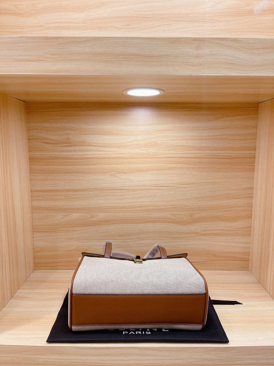 CELINE CROSSBODY BAG VIP GIFT WITH PURCHASE (GWP) พรีเมี่ยมกิ๊ฟ Limited Edition จาก PERFUME DUTYFREE COUNTER กระเป๋าสะพายทรงหรู วัสดุผ้าผสมหนัง ด้านในเปิดปิดด้วยตัวบิดล็อค มีช่องใส่ของแบ่งเป็นสัดส่วน