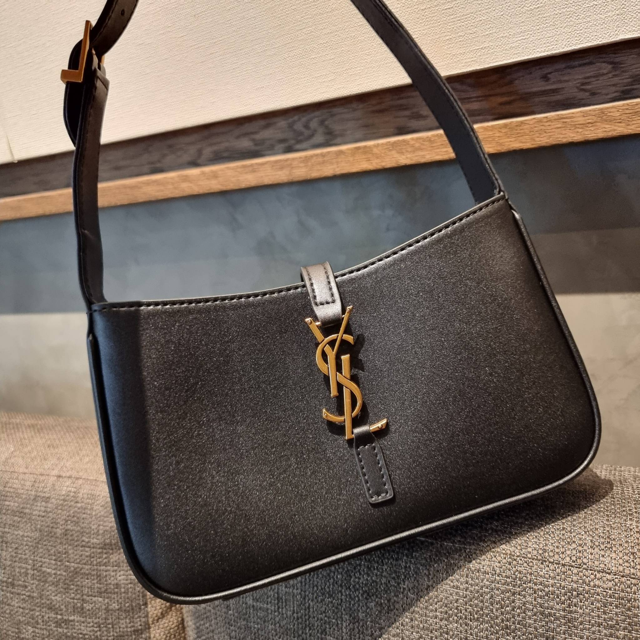 YSL LE 5 À 7 HOBO BAG IN SMOOTH LEATHER / Yves Saint laurent hobo bag กระเป๋าสะพายไหล่ ดีเทลหรู สวยครบทุกมุม ตอบโจทย์สาวๆทุกไลฟ์สไตล์ เพราะใช้งานได้ง่ายและสะดวก วัสดุหนังแท้ สัมผัสดีงาม น้ำหนักเบา ดูแพงที่สุด โดดเด่นด้วยโลโก้ สามารถเกี่ยวคล้องเพื่อล็อคปิด